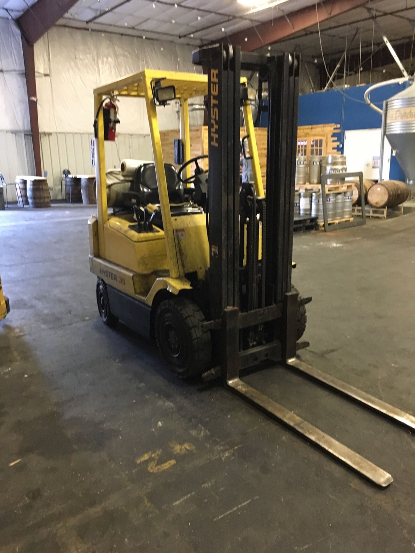 Hyster H35XM LPG Fork Lift, 3500 LB Capacity, 189in Load Height (2300 LB Max at Lo | Rig Fee: $150 - Image 4 of 16