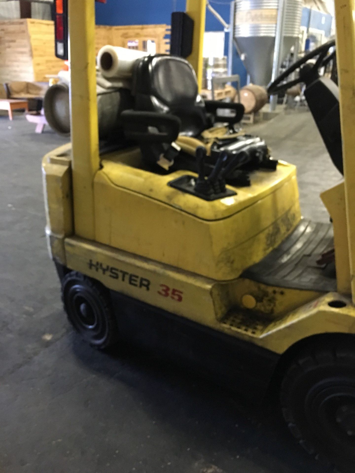 Hyster H35XM LPG Fork Lift, 3500 LB Capacity, 189in Load Height (2300 LB Max at Lo | Rig Fee: $150 - Image 5 of 16