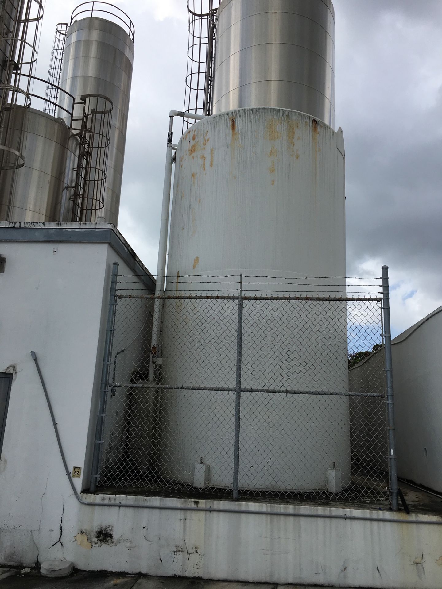 Walker 10,000 Gallon Insulated Silo, Stainless Steel Interior, Model 1109 | Loc: FL | Rig Fee: $2500