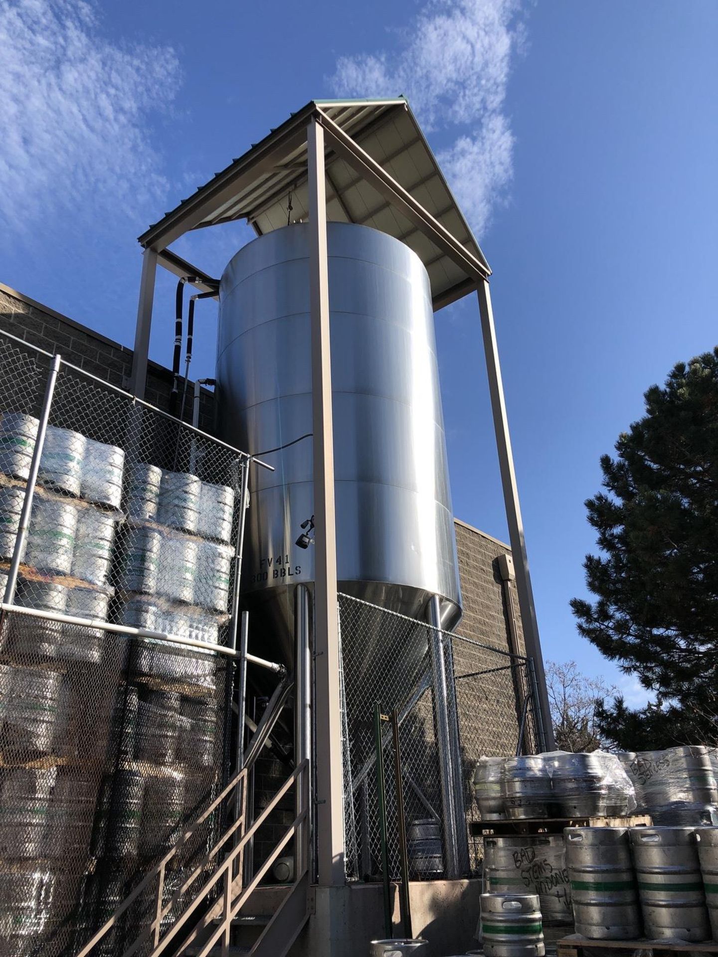 JV Northwest 300 BBL Fermenter, Glycol Jacketed, Stainless Steel, Approx Dimensions | Rig Fee: $4500 - Image 2 of 8