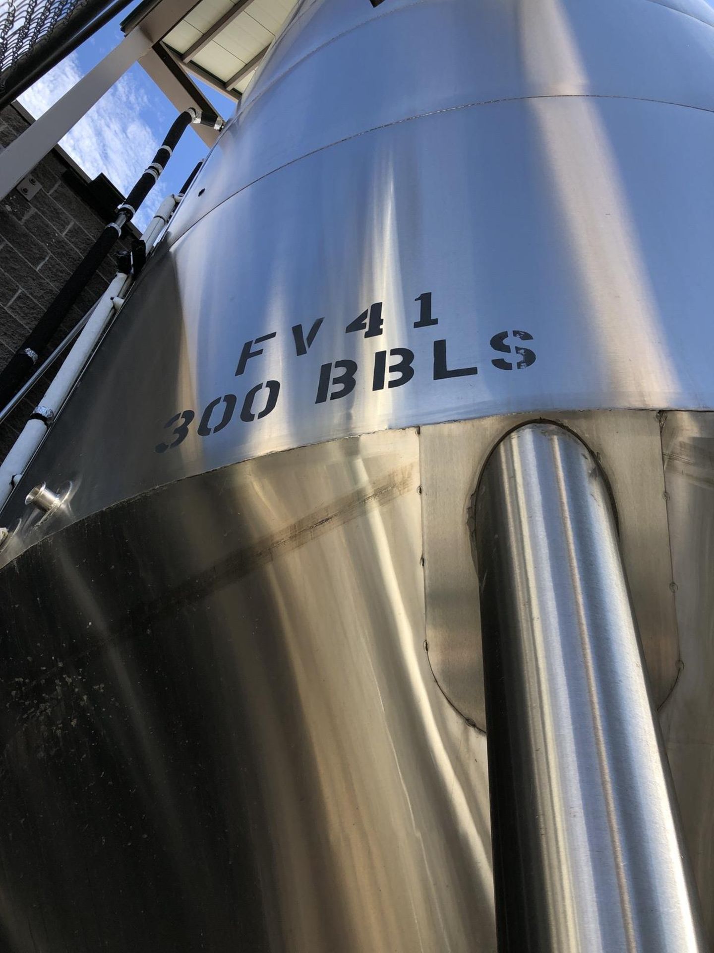 JV Northwest 300 BBL Fermenter, Glycol Jacketed, Stainless Steel, Approx Dimensions | Rig Fee: $4500 - Image 5 of 8