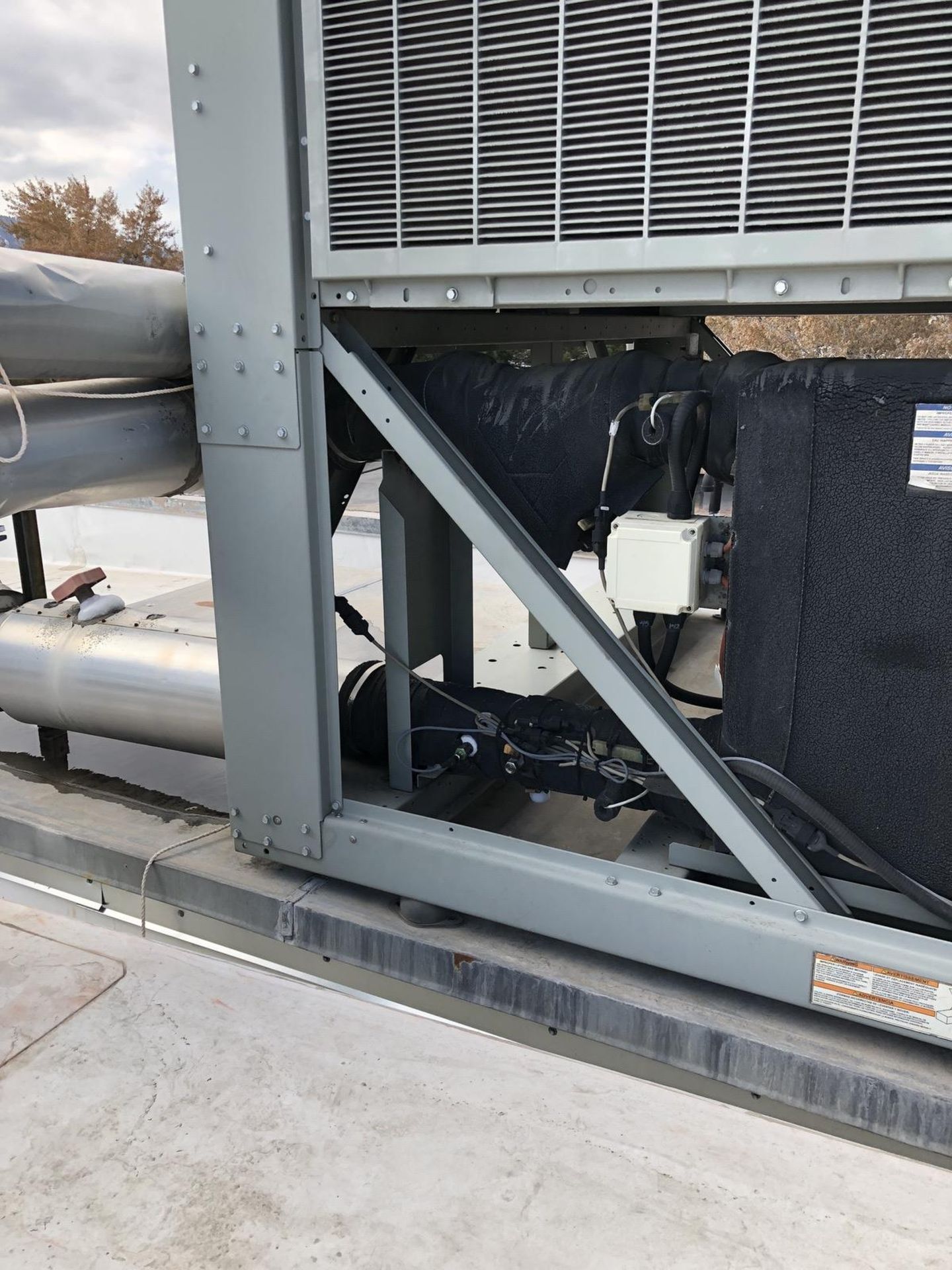 Trane Model CGAM 100F 100 Rton Glycol Chiller, S/N: U10C14489 | Rig Fee: $1000 - Image 6 of 14