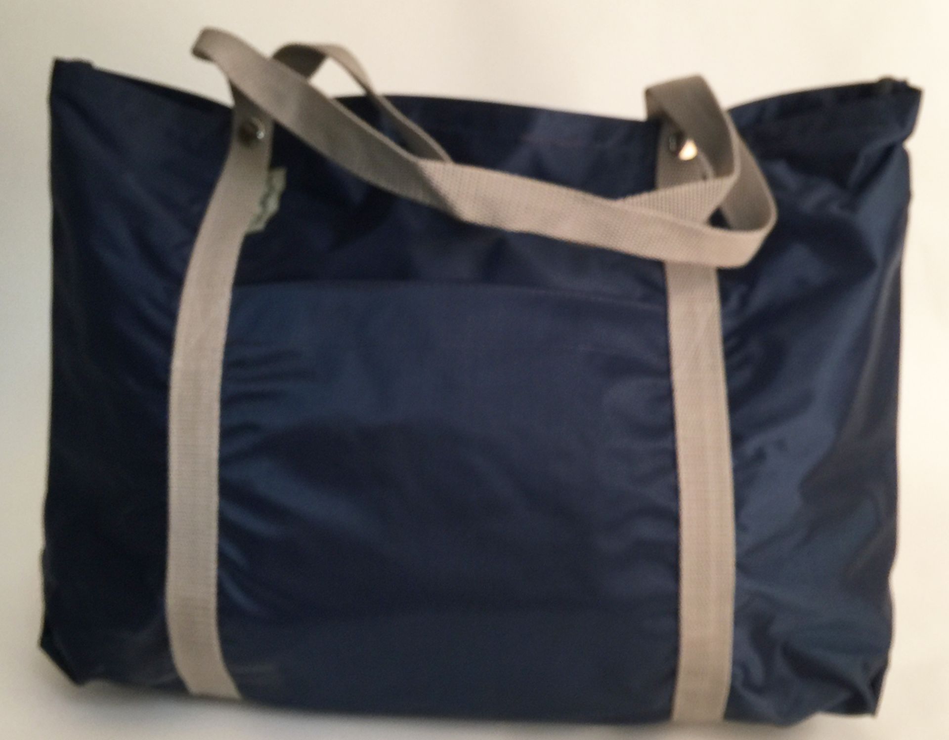 (35) Waterproof tote bag designed for visiting nurses