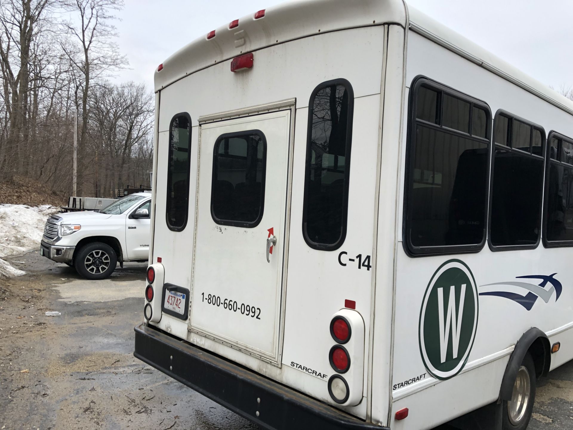 2009 GMC 4500 25 Passenger Bus 6.0L V8 Automatic 6 Wheel RWD, Odom: 127,279 V/N: - Image 4 of 7