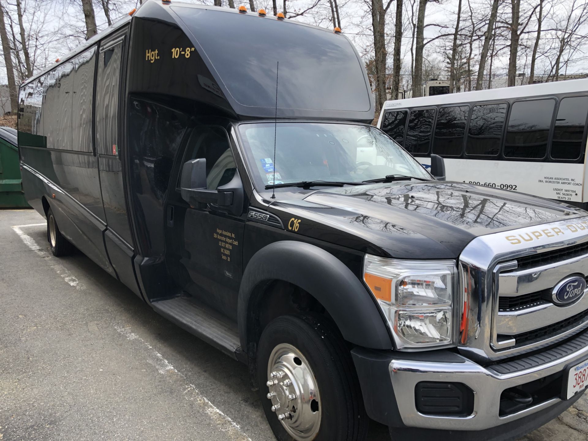 2015 Ford F-550 28 Passenger Bus 6.8 V10 Automatic 6 Wheel RWD, Leather Int. Odom: 46,513 V/N: - Image 3 of 9