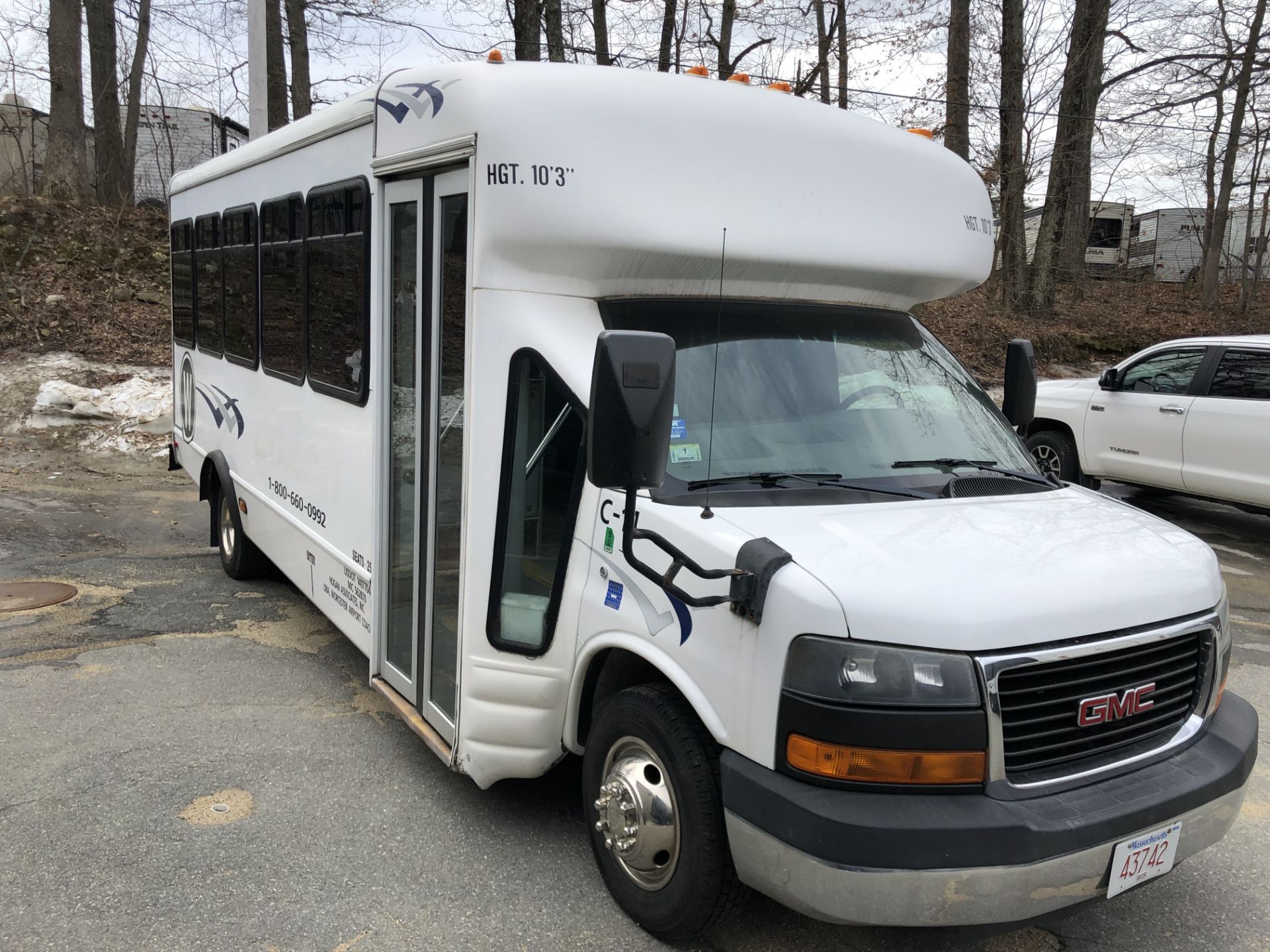 2009 GMC 4500 25 Passenger Bus 6.0L V8 Automatic 6 Wheel RWD, Odom: 127,279 V/N: - Image 2 of 7