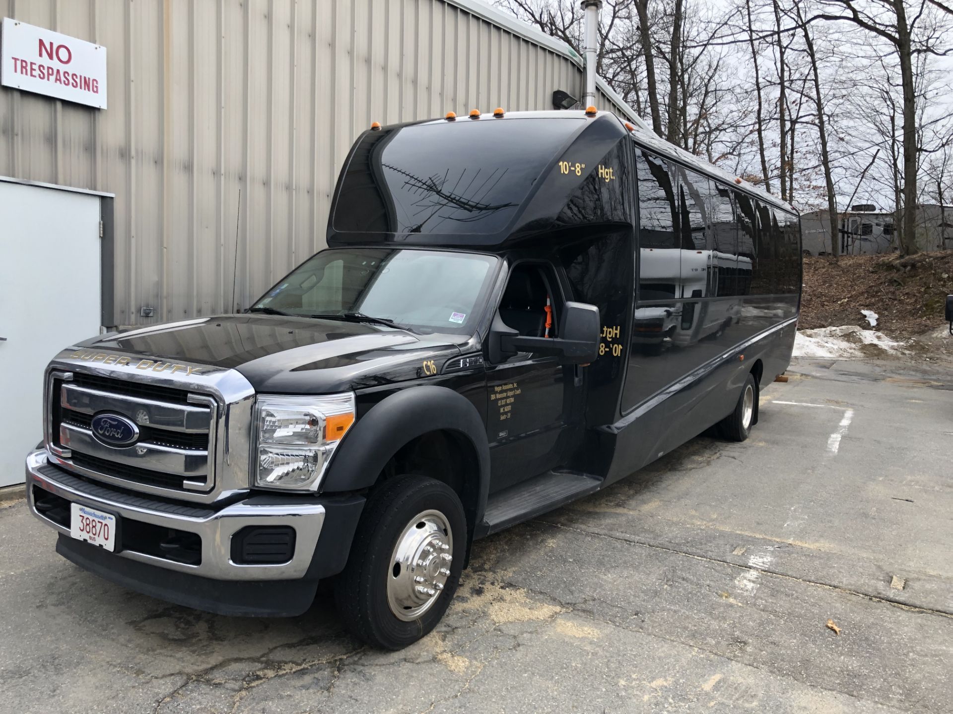 2015 Ford F-550 28 Passenger Bus 6.8 V10 Automatic 6 Wheel RWD, Leather Int. Odom: 46,513 V/N: - Image 2 of 9