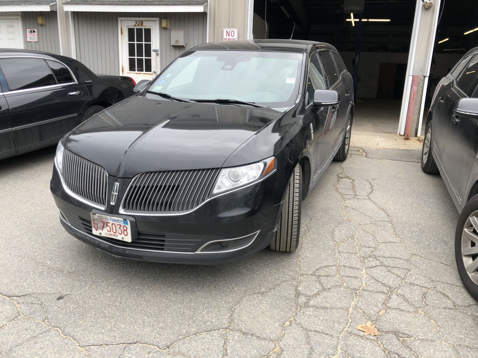 2016 Lincoln MKT Town Car AWD, Odom: 286,247 Livery Package, Leather, Nav. Glass Roof, 3.7 v6