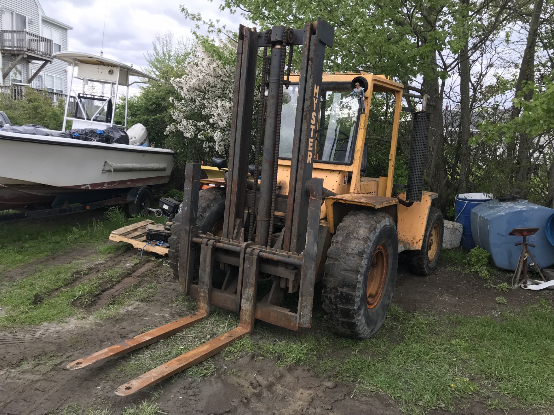 Hyster Diesel 4x4 15,000 LB Rubber Tired Forklift w/FORKS, Hrs: 1911 -- MACHINE RUNS AND WORKS - Image 4 of 5