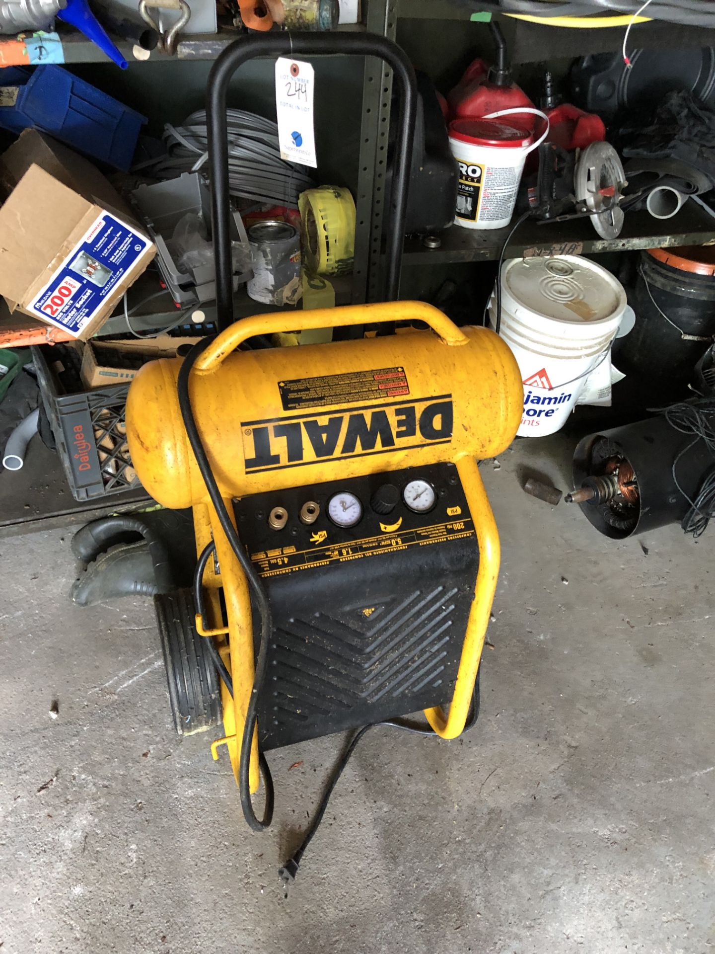 Dewalt 200 Psi 1.6 HP 4.5 Gal Compressor # D55146