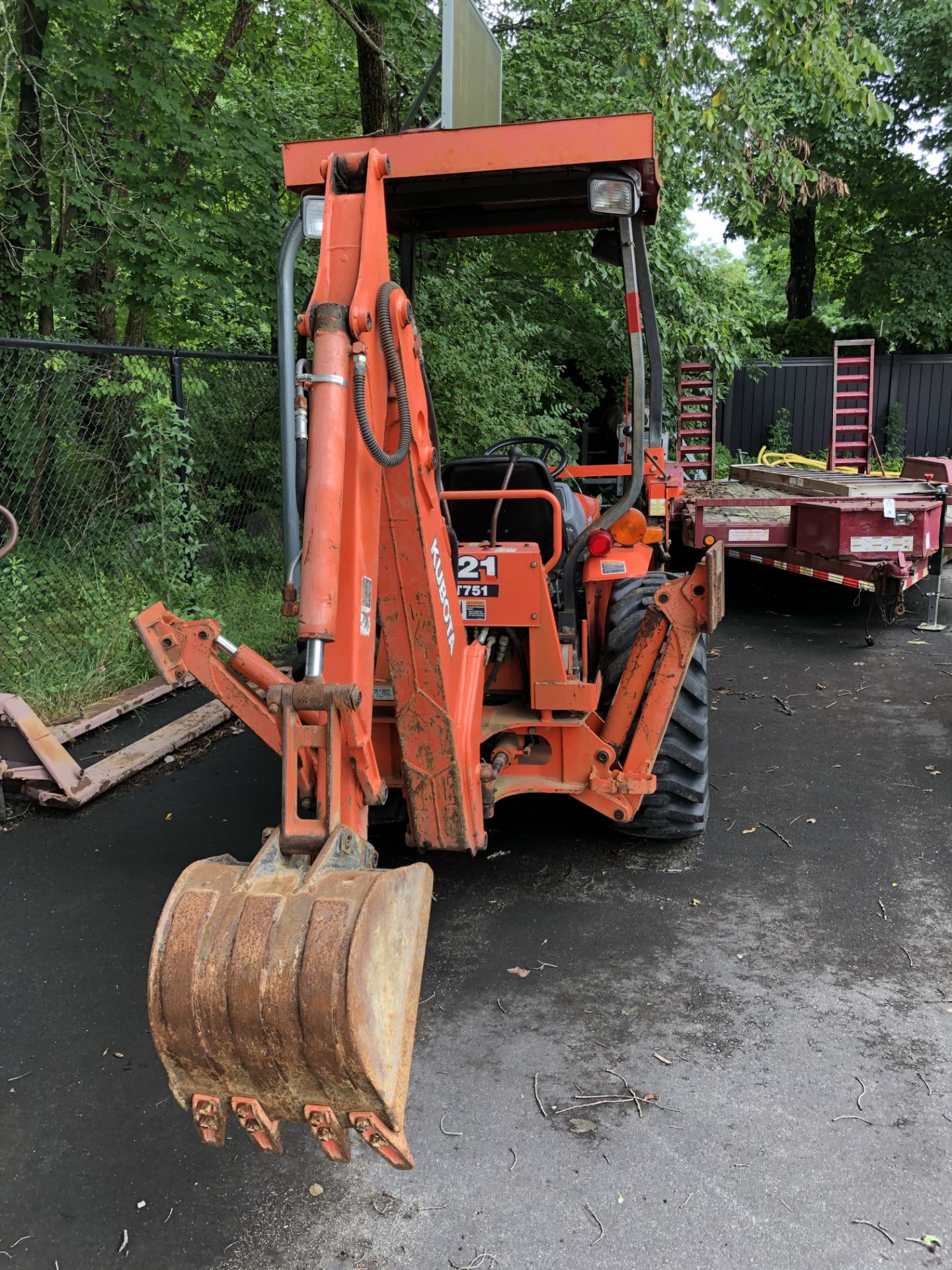 Kubota B21 Mini Tractor w/ Rear end Loader attachment & Front Bucket Attachment, HR: 1370 (TITLE)