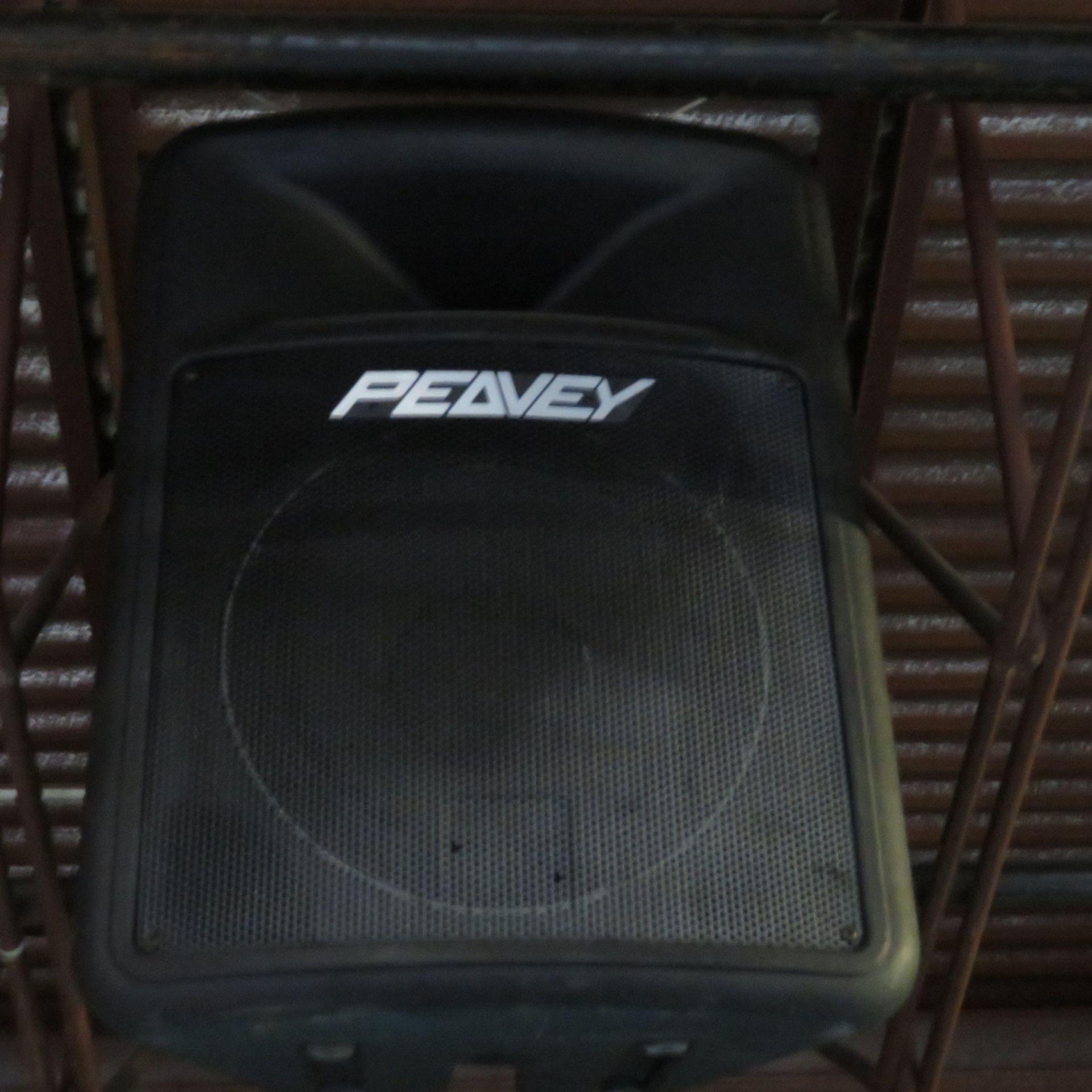 {LOT} 2 PEAVEY IMPULSE 200 SPEAKERS AND 1 PEAVEY 1P-8.5C AMP