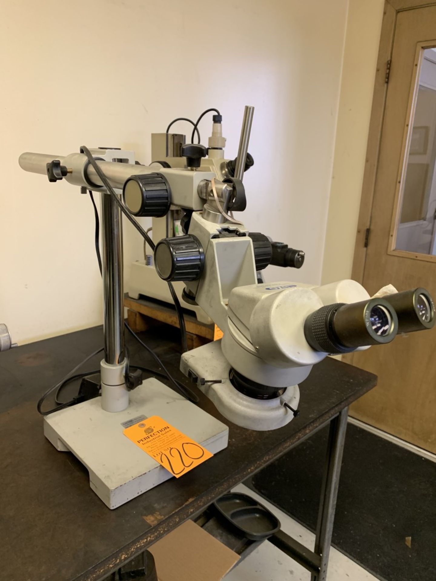 Luxo WF10X Microscope, s/n na (Located at: Goudie Tool & Engineering )