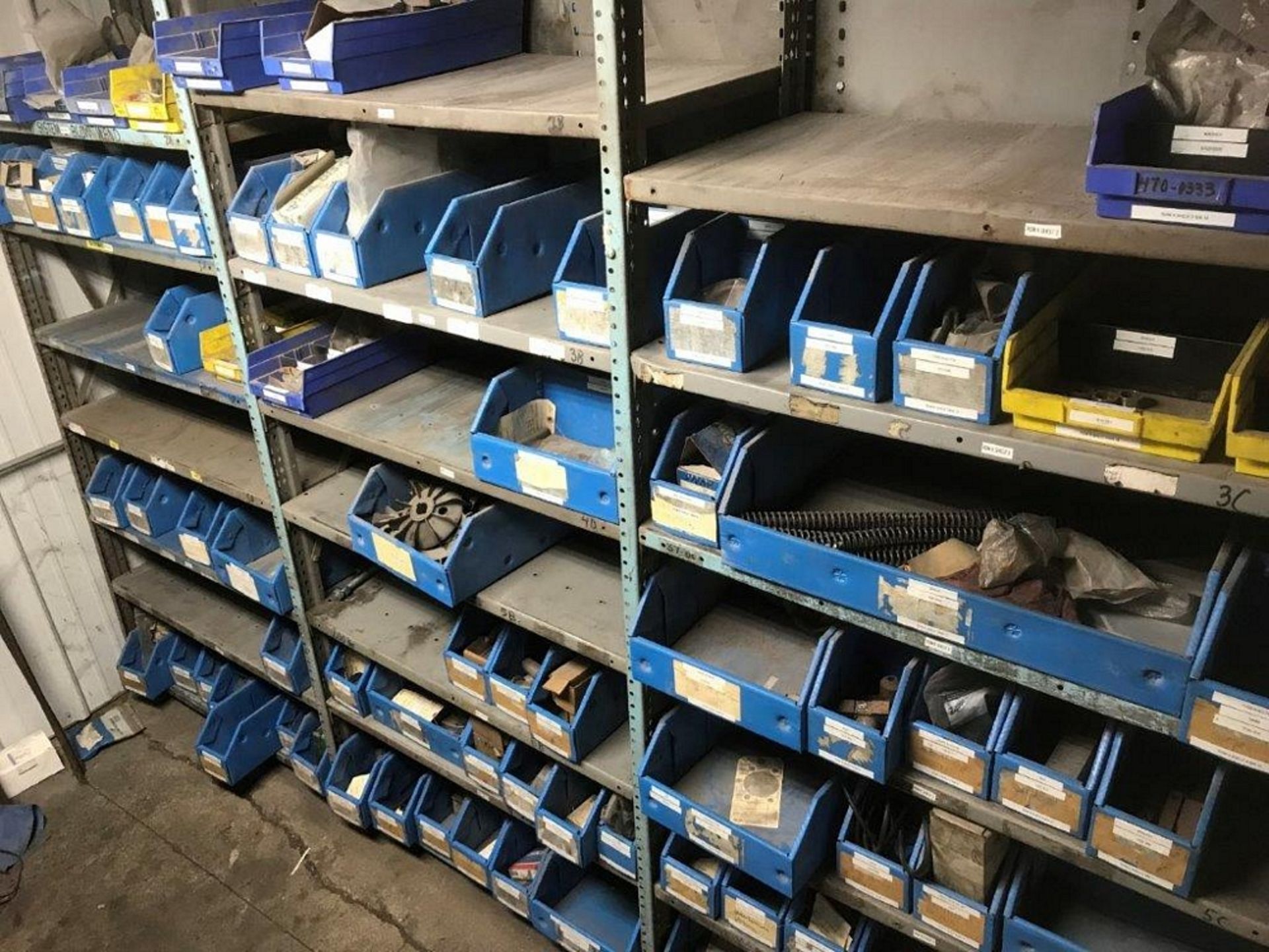 (10) SECTION SHELVING WITH ASSORTED HYDRAULIC VALVE, GEAR WHEELS, BUSHING, SPLIT COLLAR SLEEVE, - Image 6 of 10