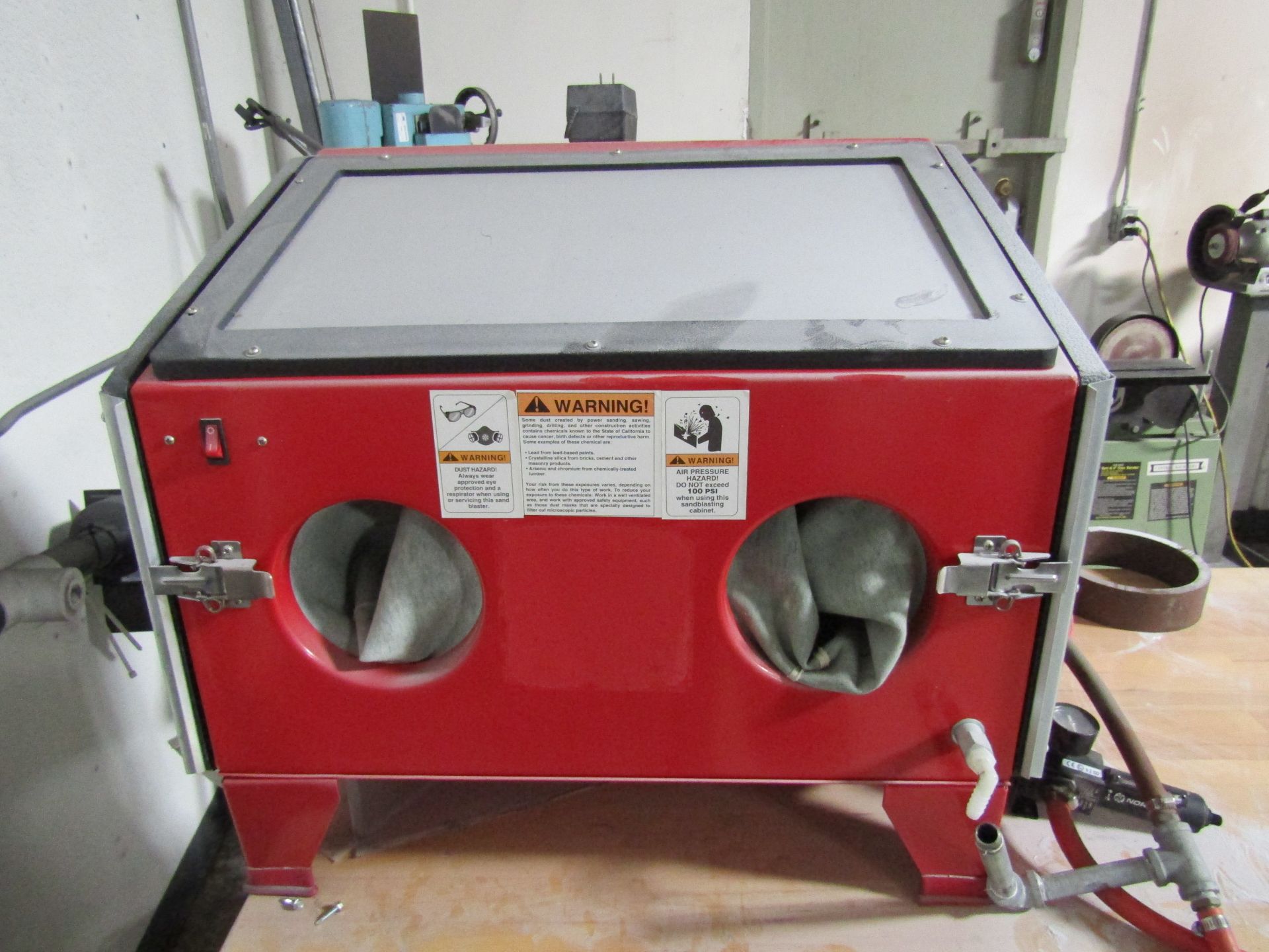 GRIZZLY G0472 Sand Blasting Cabinet With Owners Manual