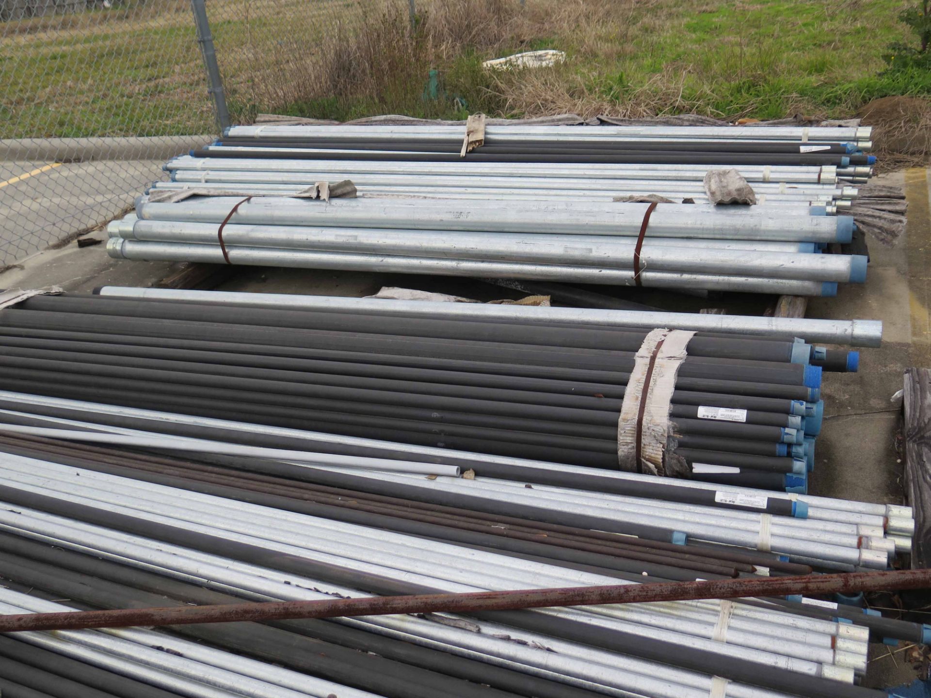 LOT CONSISTING OF: 1" & 3" steel & aluminum conduit pipe (on four pallets) - Image 2 of 4