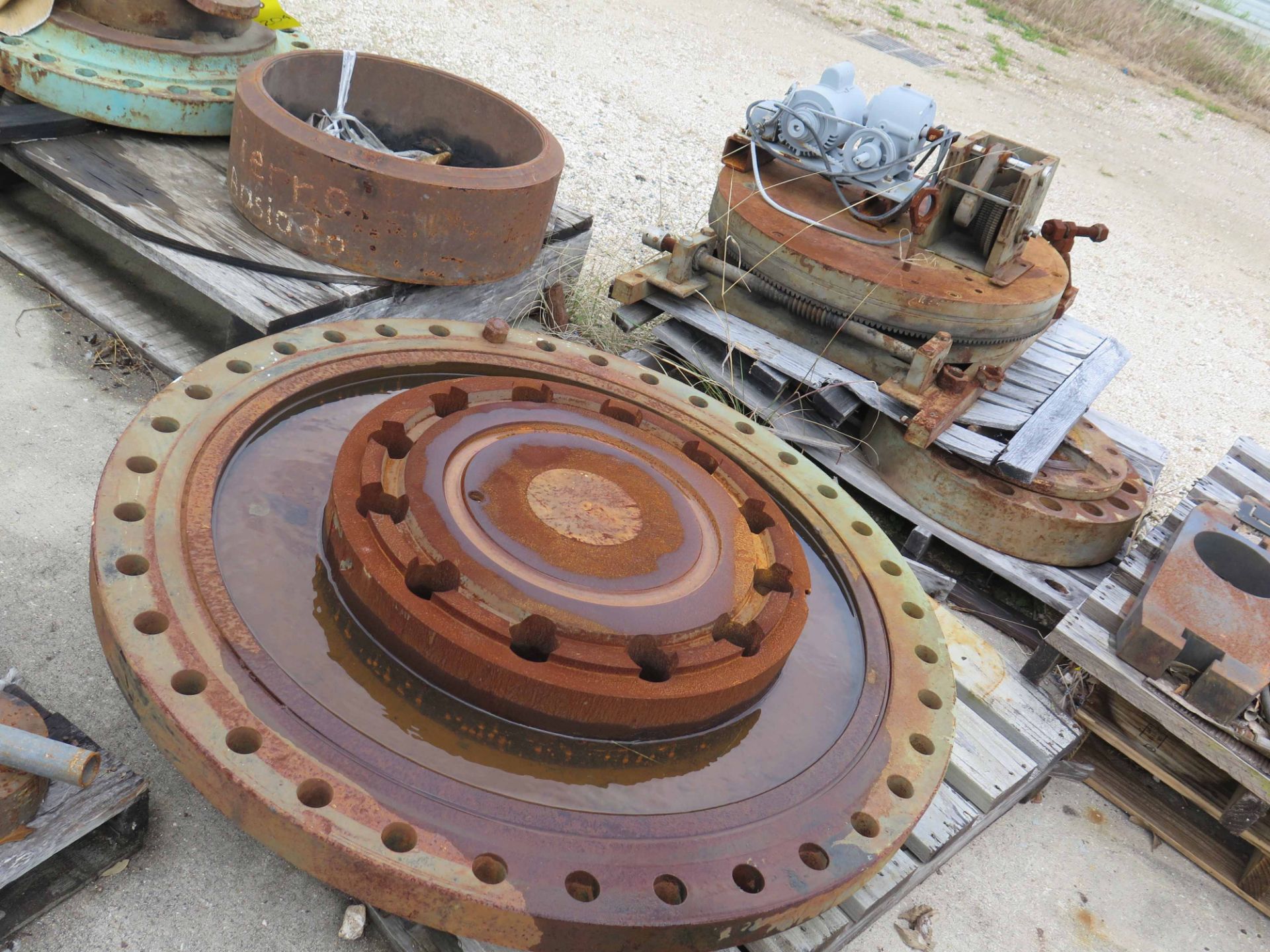 LOT CONSISTING OF: assorted steel flanges, valves & actuators (on eleven pallets) - Bild 4 aus 5