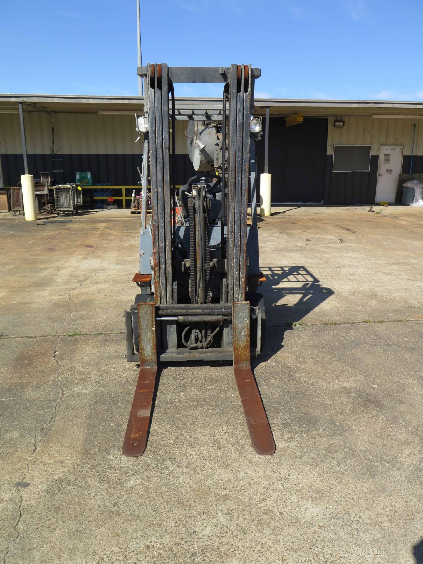 LPG FORKLIFT, TOYOTA 5,000 LB. CAP. MDL. 42-6FGCU25, LP pwrd., 3-stage mast, 42" forks, solid tires, - Image 2 of 8