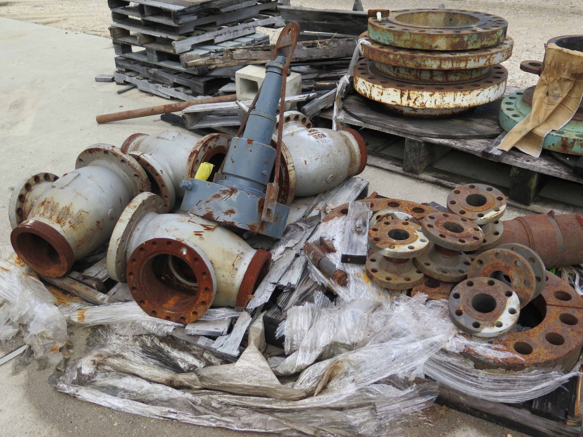 LOT CONSISTING OF: assorted steel flanges, valves & actuators (on eleven pallets) - Bild 2 aus 5