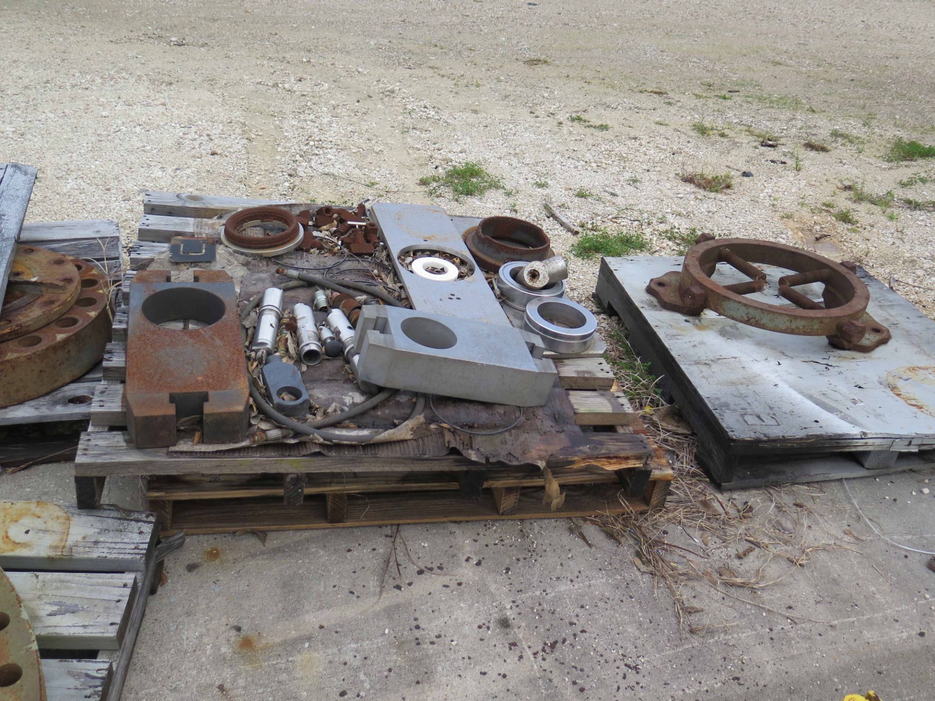 LOT CONSISTING OF: assorted steel flanges, valves & actuators (on eleven pallets) - Bild 3 aus 5