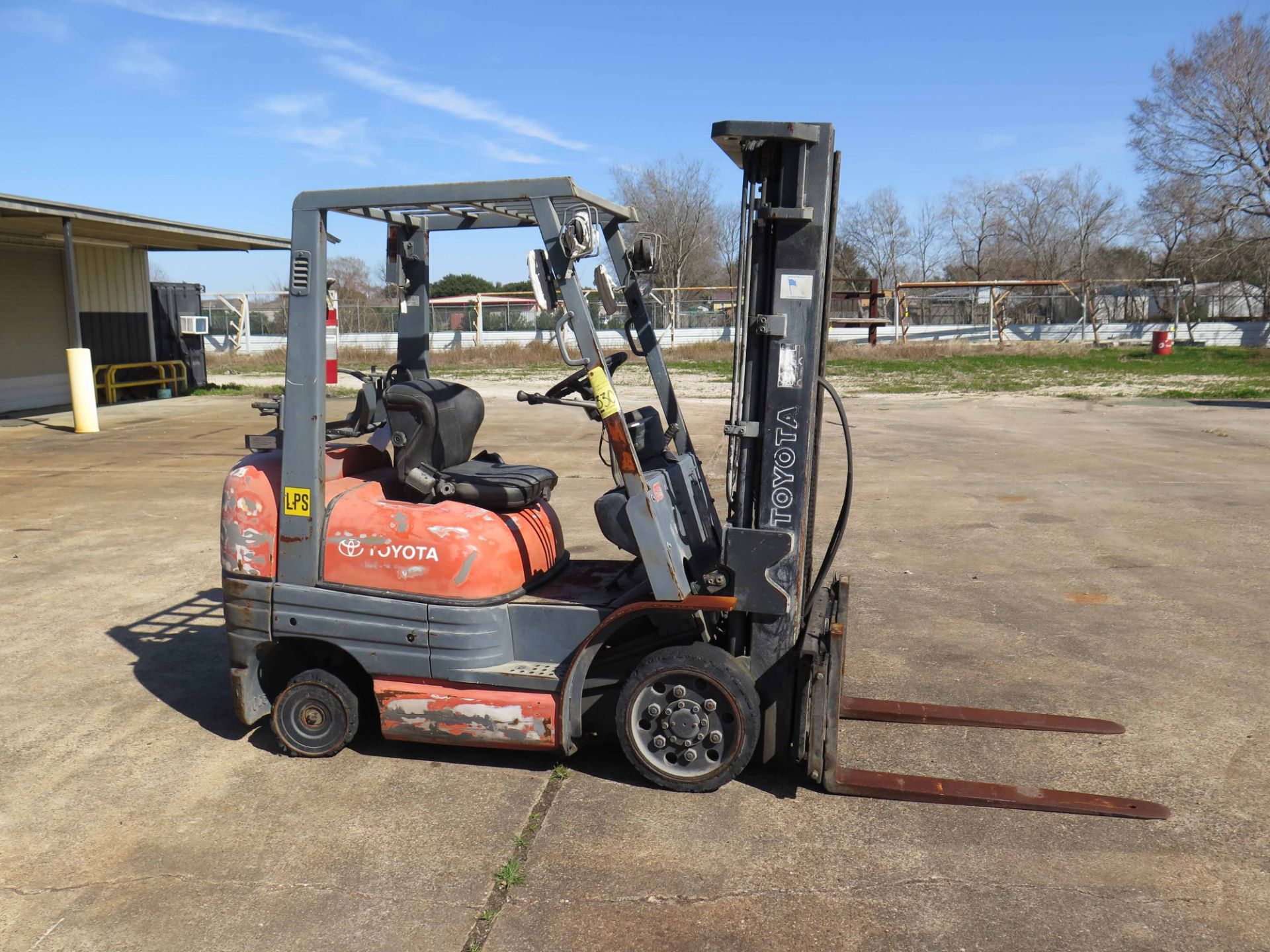 LPG FORKLIFT, TOYOTA 5,000 LB. CAP. MDL. 42-6FGCU25, LP pwrd., 3-stage mast, 42" forks, solid tires,