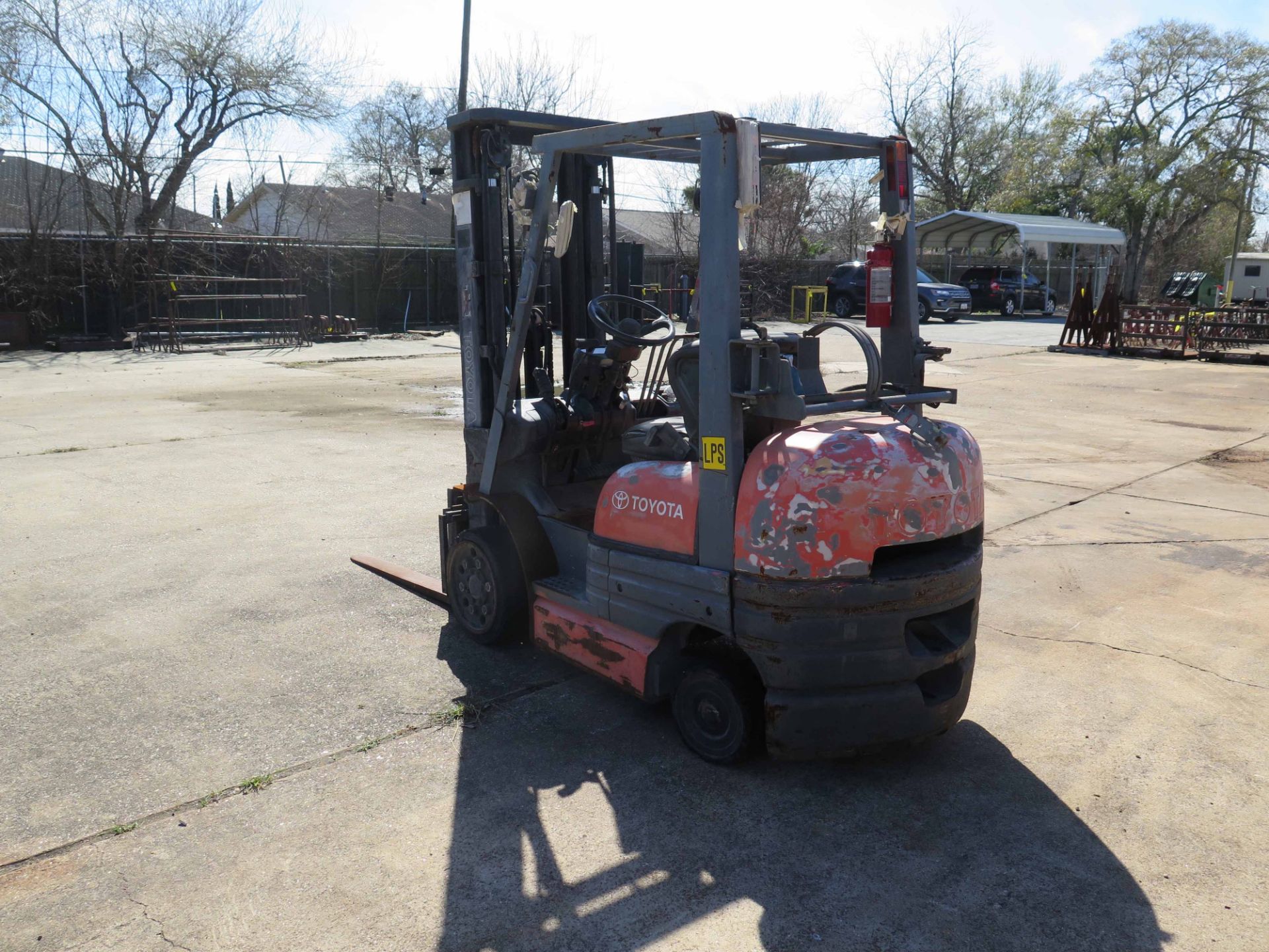 LPG FORKLIFT, TOYOTA 5,000 LB. CAP. MDL. 42-6FGCU25, LP pwrd., 3-stage mast, 42" forks, solid tires, - Image 4 of 8