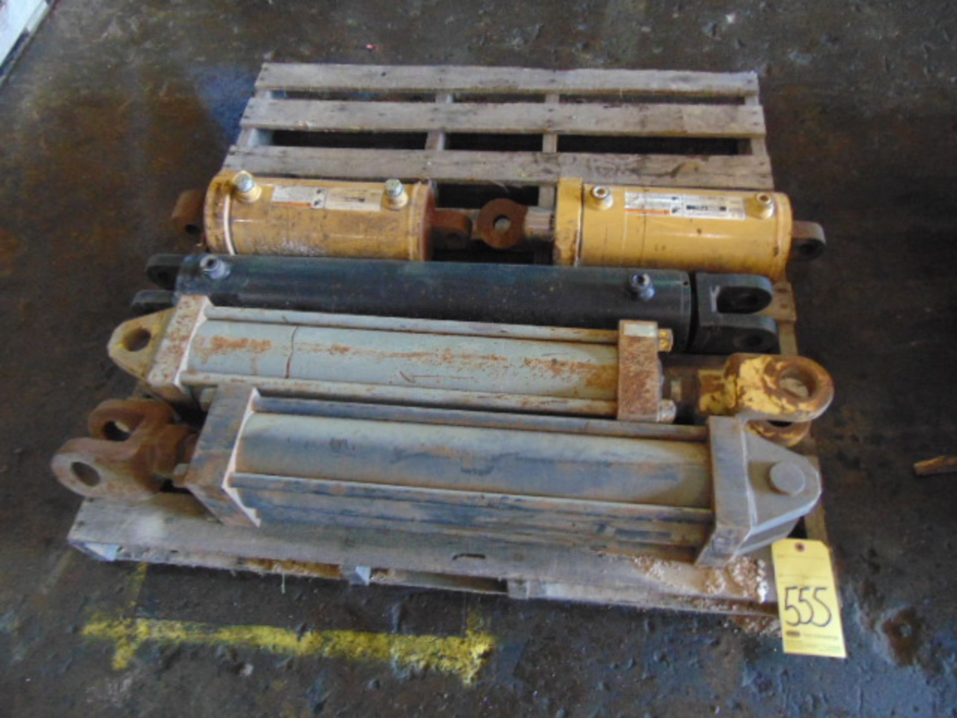 LOT OF CYLINDERS (5), assorted (on one skid)