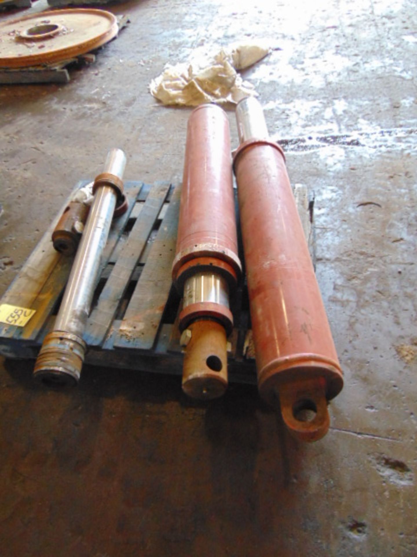 LOT OF CYLINDERS (5), assorted (on two skids) - Image 2 of 3