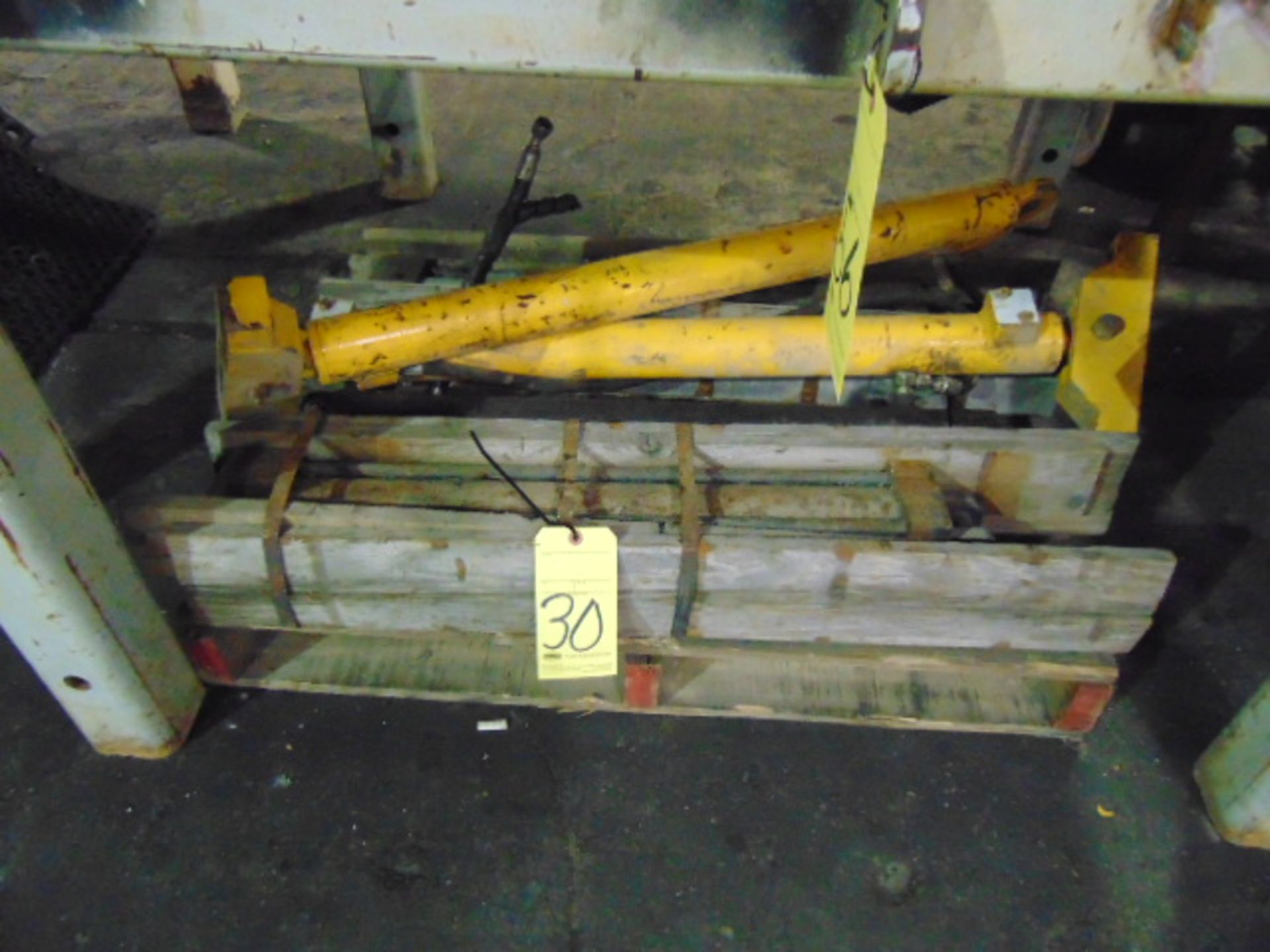 LOT OF HYDRAULIC CYLINDERS, assorted (under one bench)