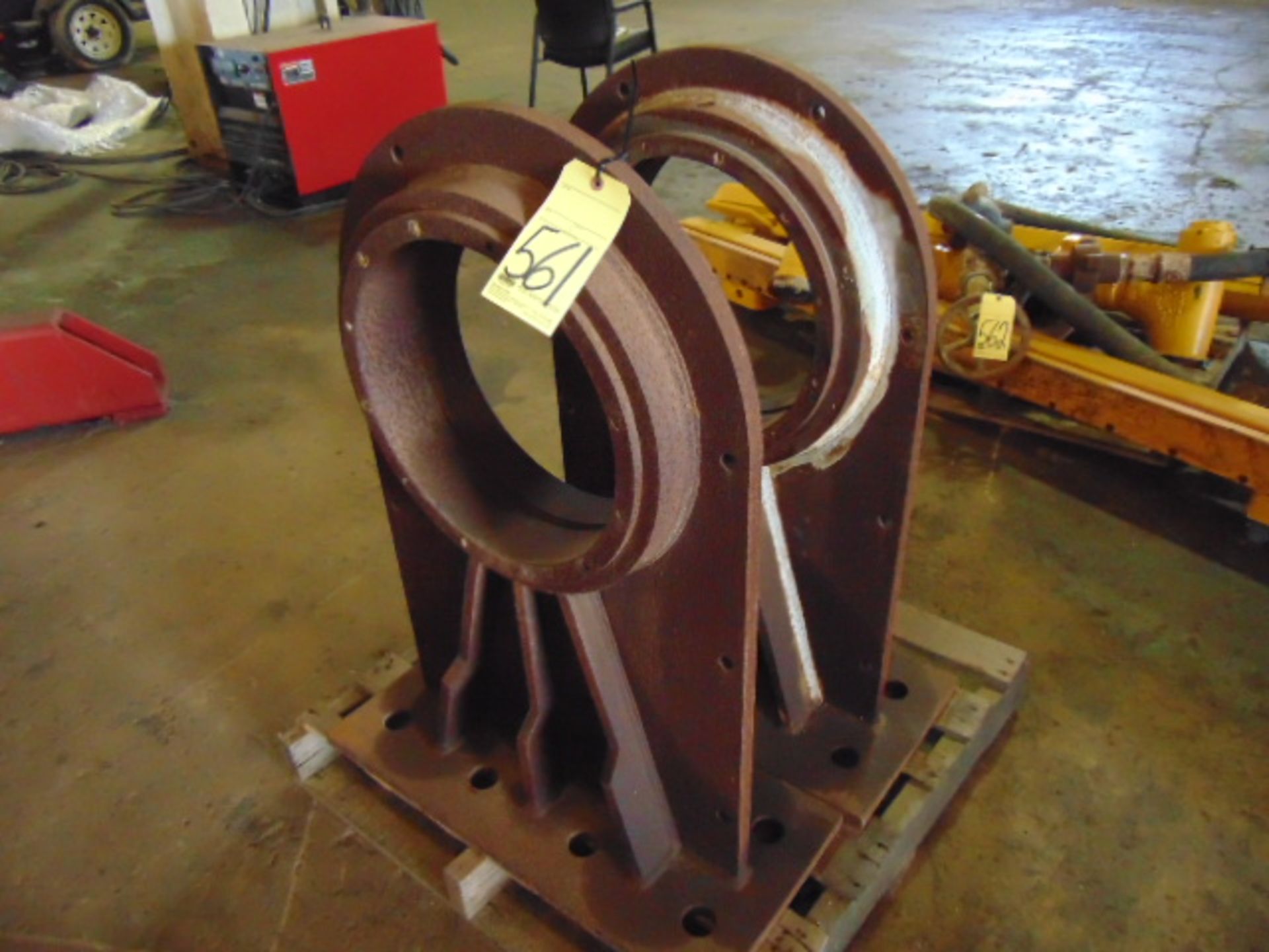 LOT OF BEARING COLUMNS (2)