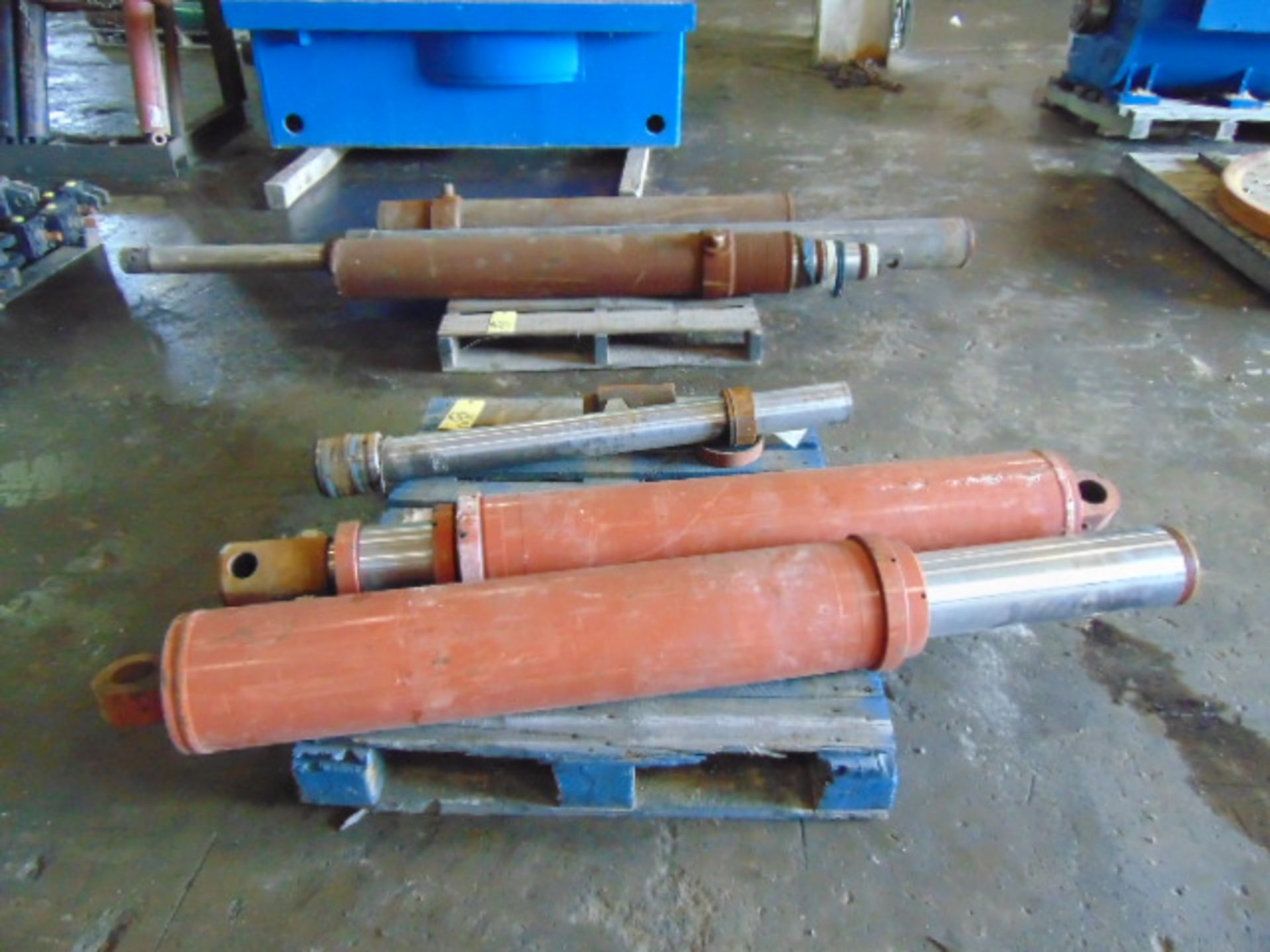 LOT OF CYLINDERS (5), assorted (on two skids)