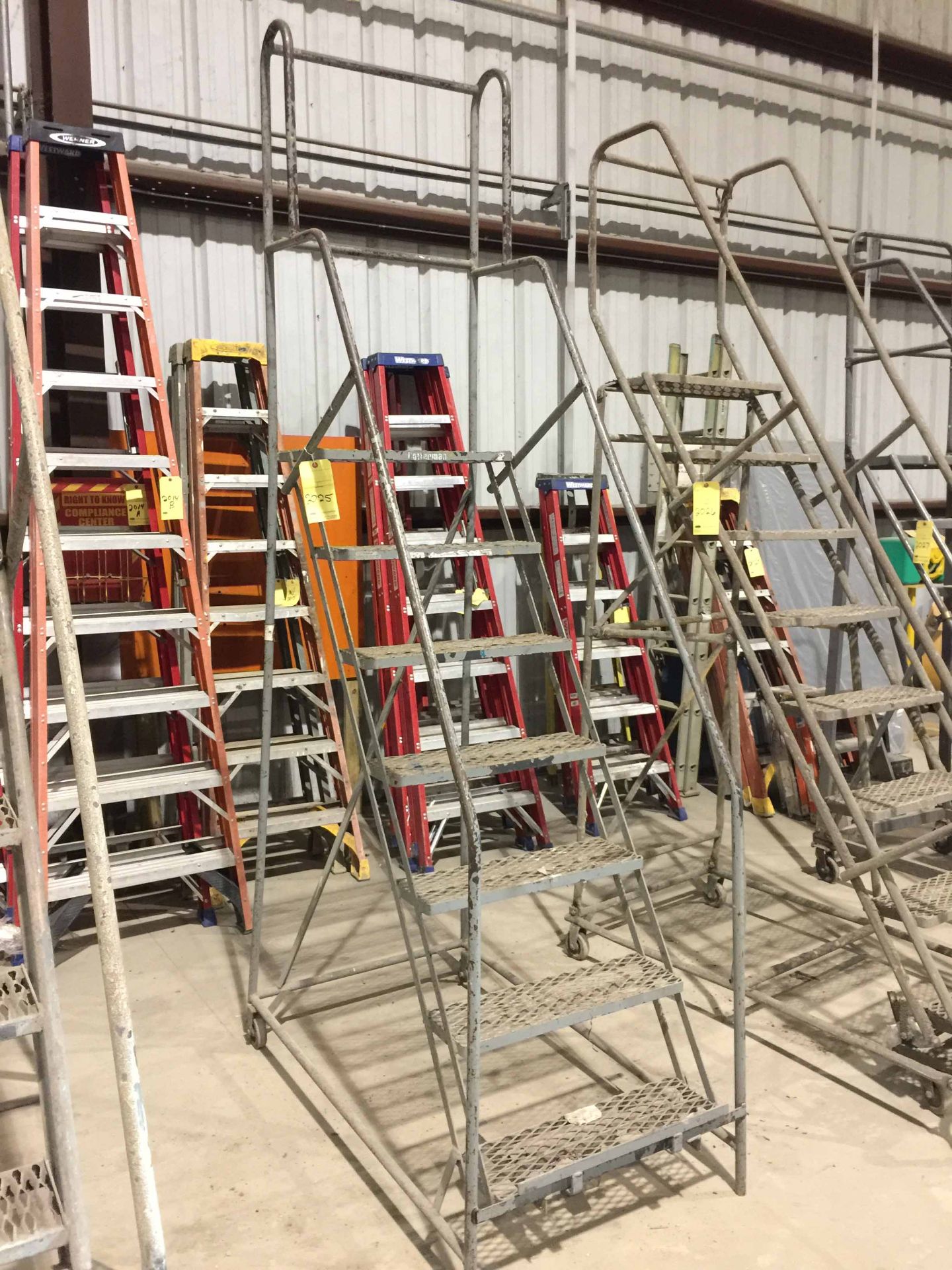 ROLLING PLATFORM LADDER