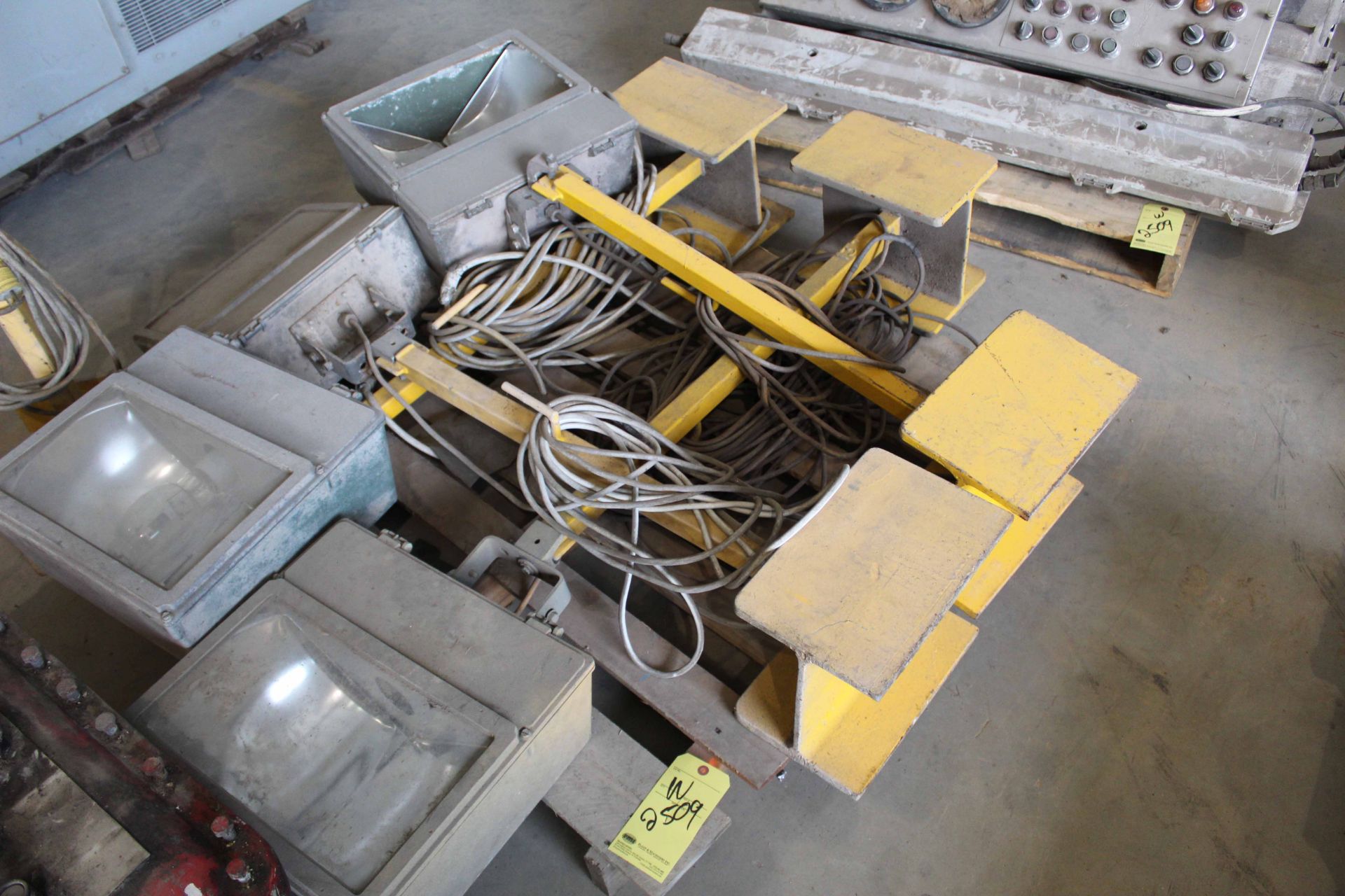 LOT OF ELECTRIC CONTROL CONSOLE LIGHTS - Image 5 of 5