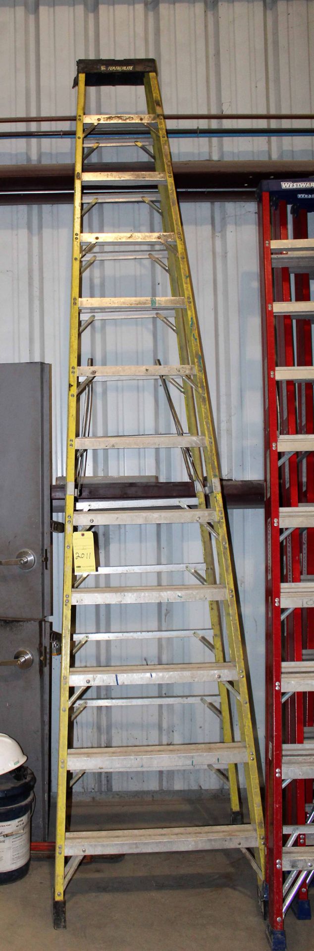 FIBERGLASS STEPLADDER, 14'