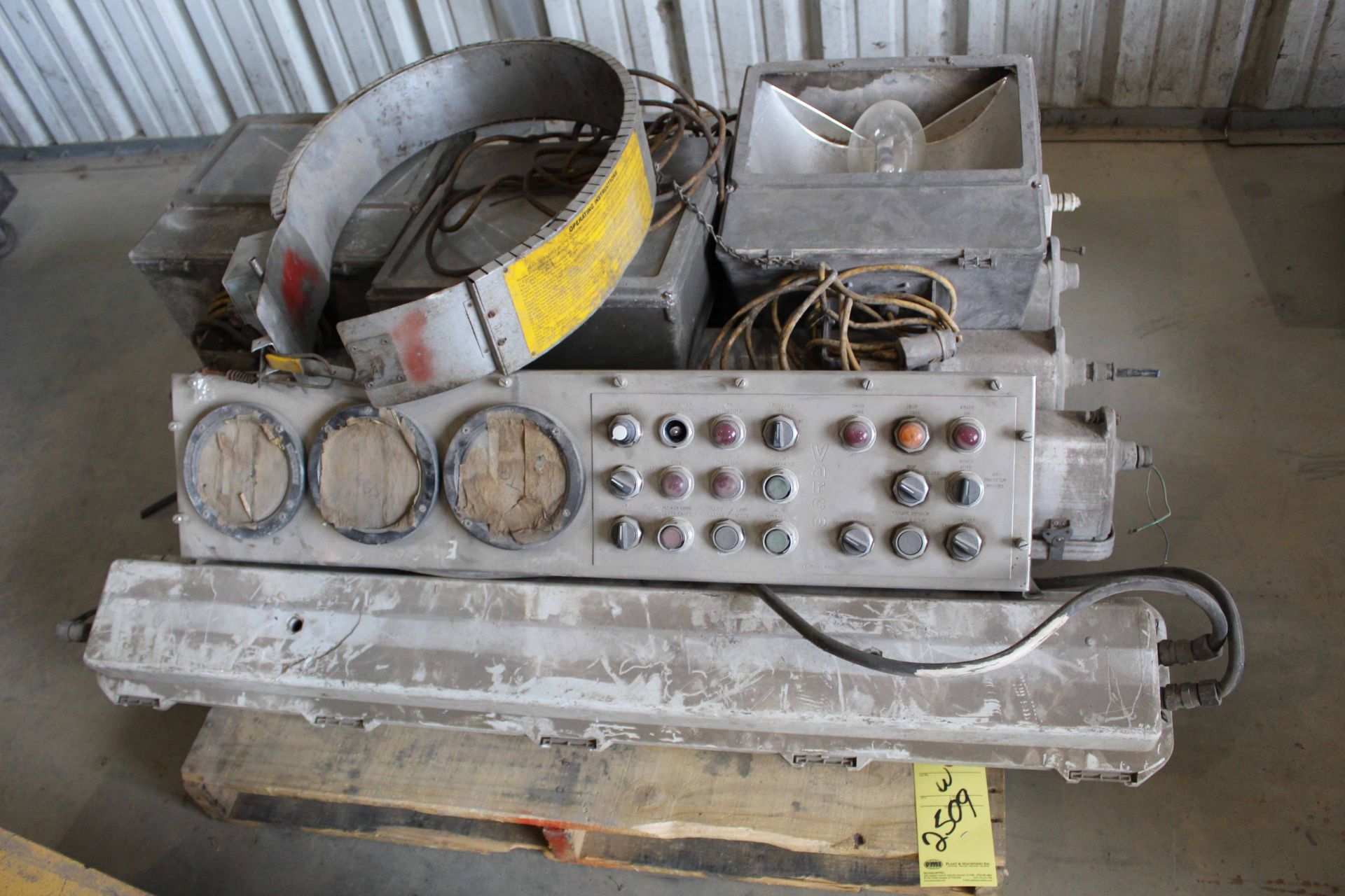 LOT OF ELECTRIC CONTROL CONSOLE LIGHTS - Image 4 of 5