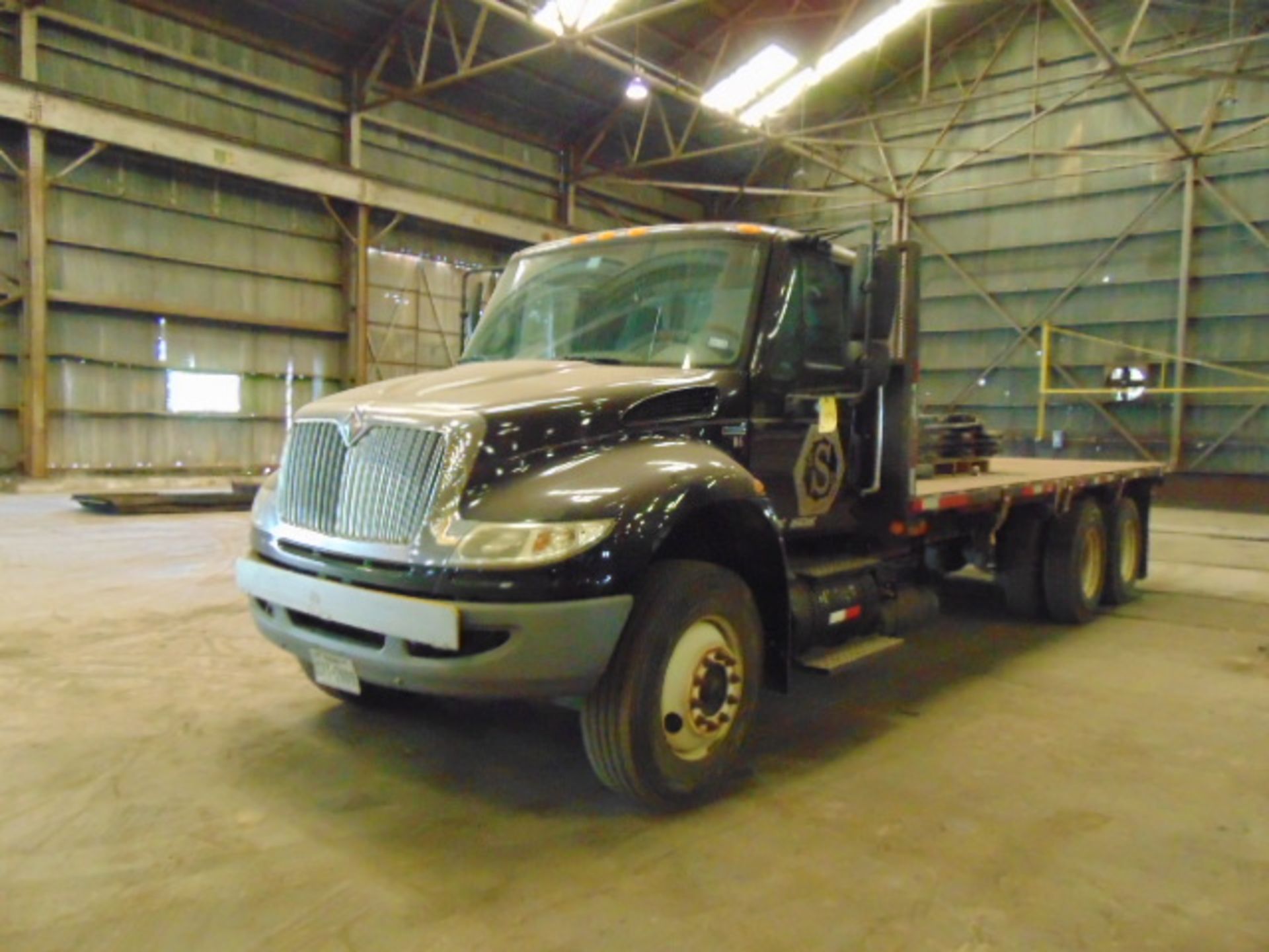 FLATBED TRUCK, 2007 INTERNATIONAL DURASTAR MDL. 4400SBA 6X4, 52,350 lb. G.V.W.R., Maxx Force DT