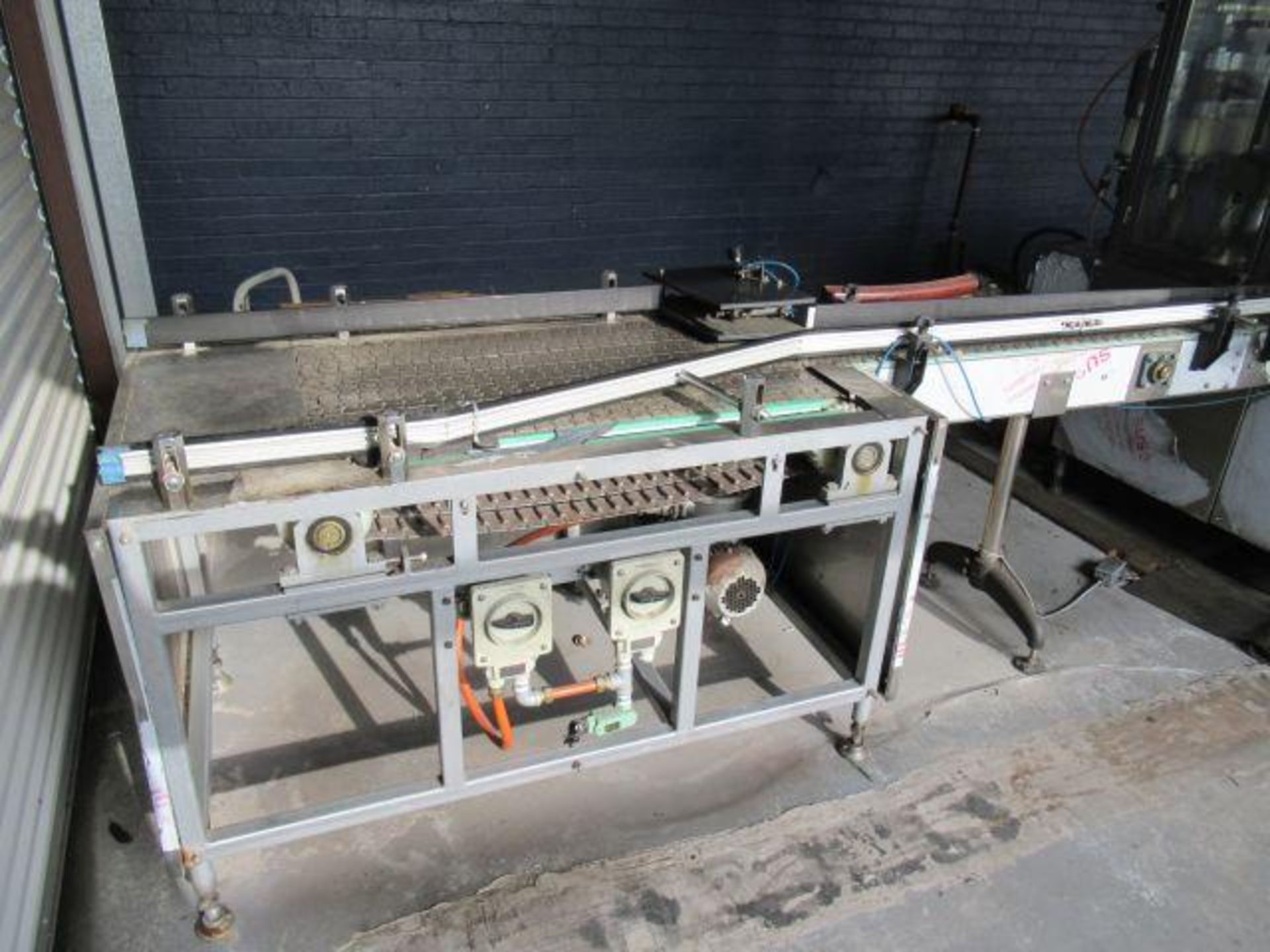 AEROSOL & PROPELLANT PACKAGING LINE 1: Feed table with stainless chain conveyor, Meitar model QGQ - Image 5 of 22