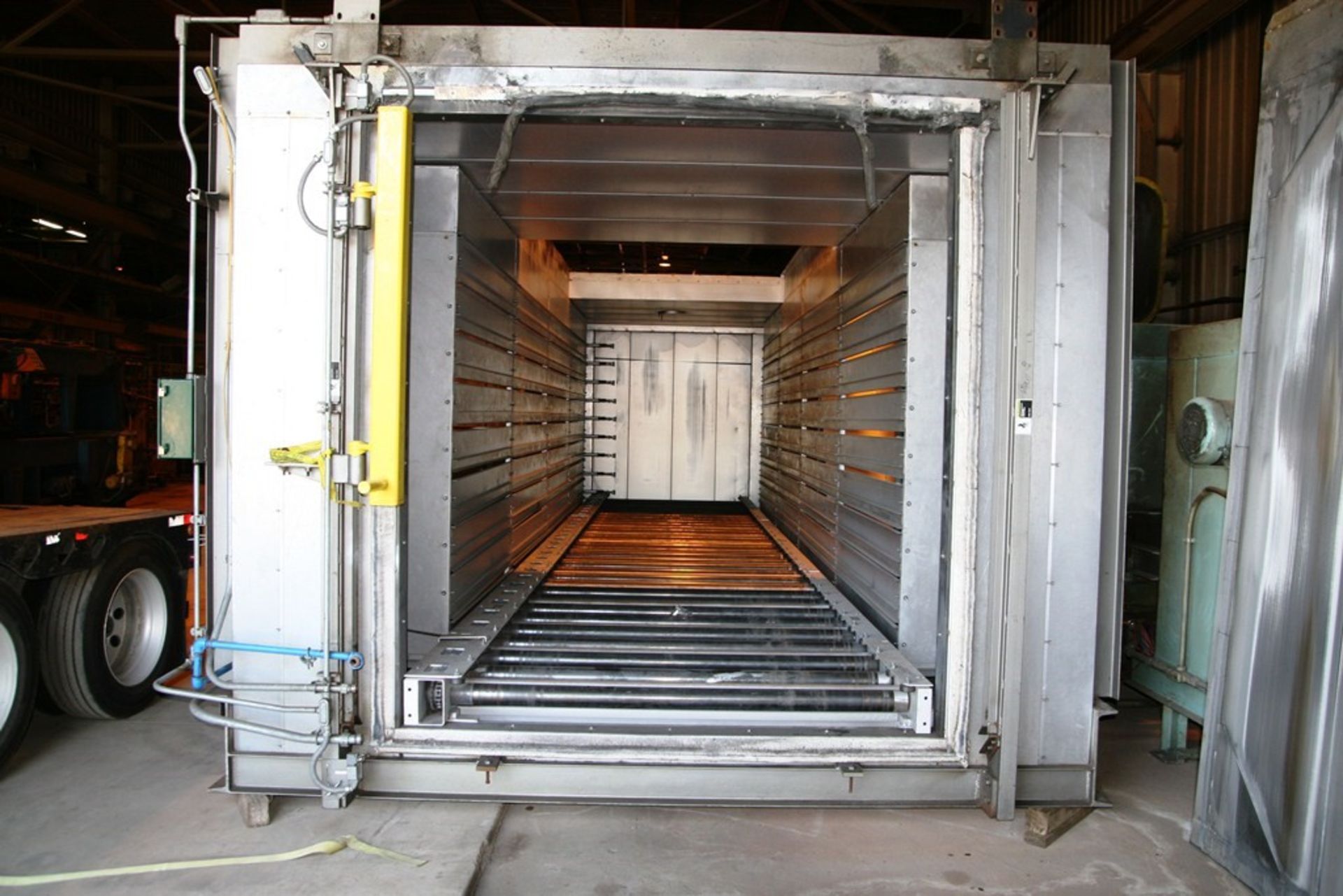 FECO BATCH OVEN, electrically heated batch oven with a vertical lift door on each end. Work - Image 2 of 2