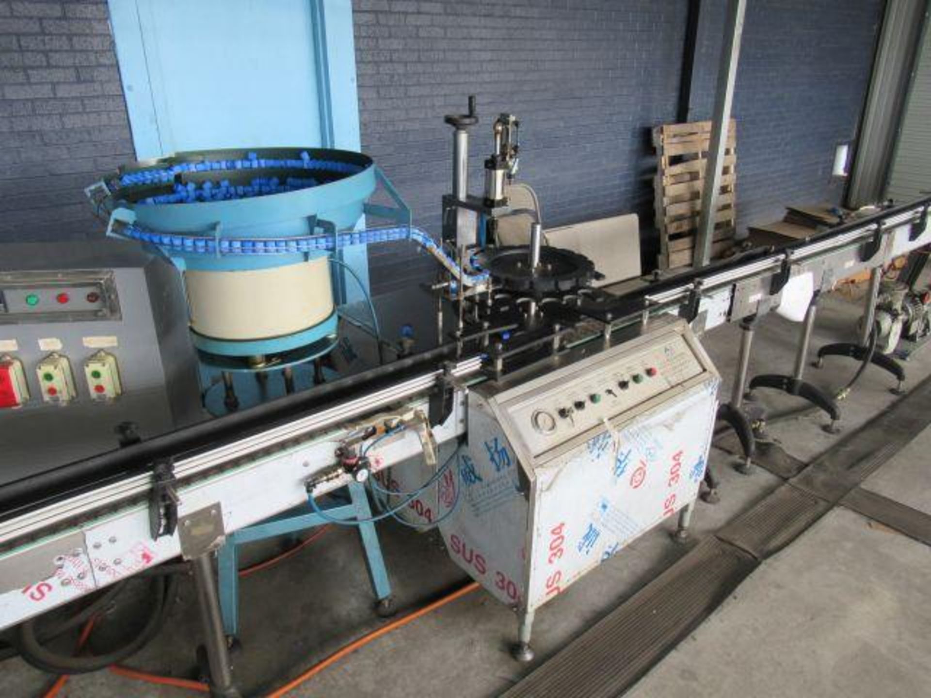 AEROSOL & PROPELLANT PACKAGING LINE 1: Feed table with stainless chain conveyor, Meitar model QGQ - Image 14 of 22