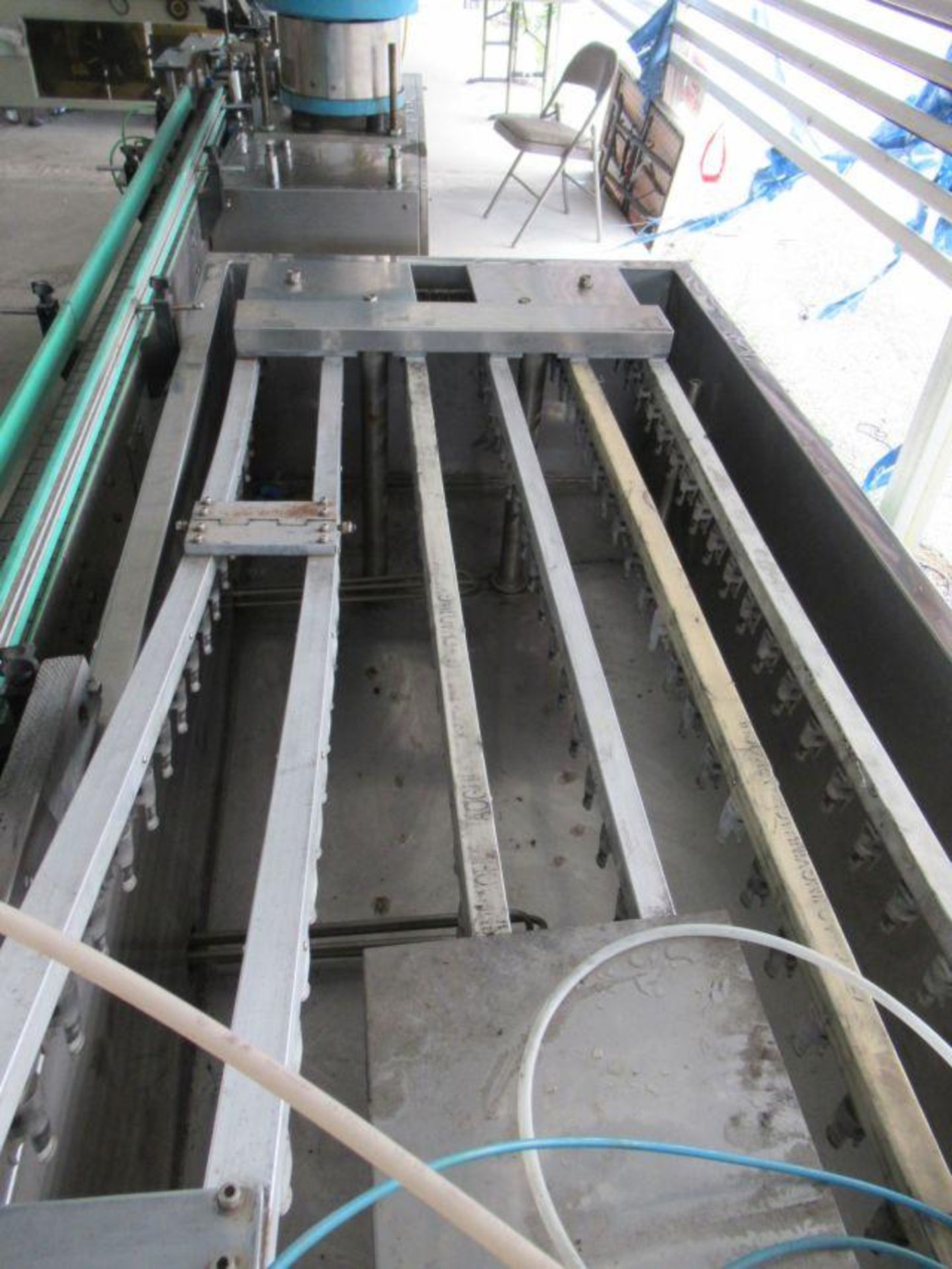 AEROSOL & PROPELLANT PACKAGING LINE 2: Feed table with stainless chain conveyor, QJG Automatic - Image 15 of 20