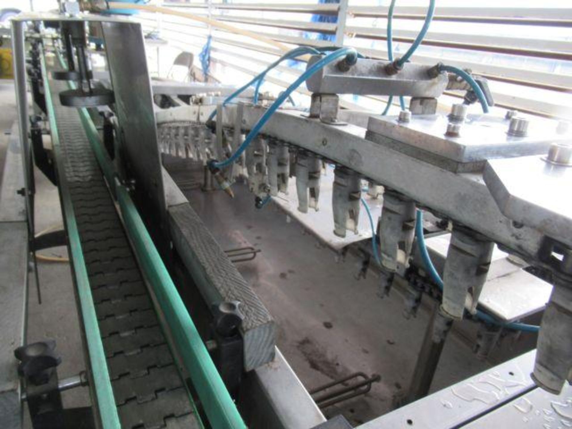 AEROSOL & PROPELLANT PACKAGING LINE 2: Feed table with stainless chain conveyor, QJG Automatic - Image 14 of 20