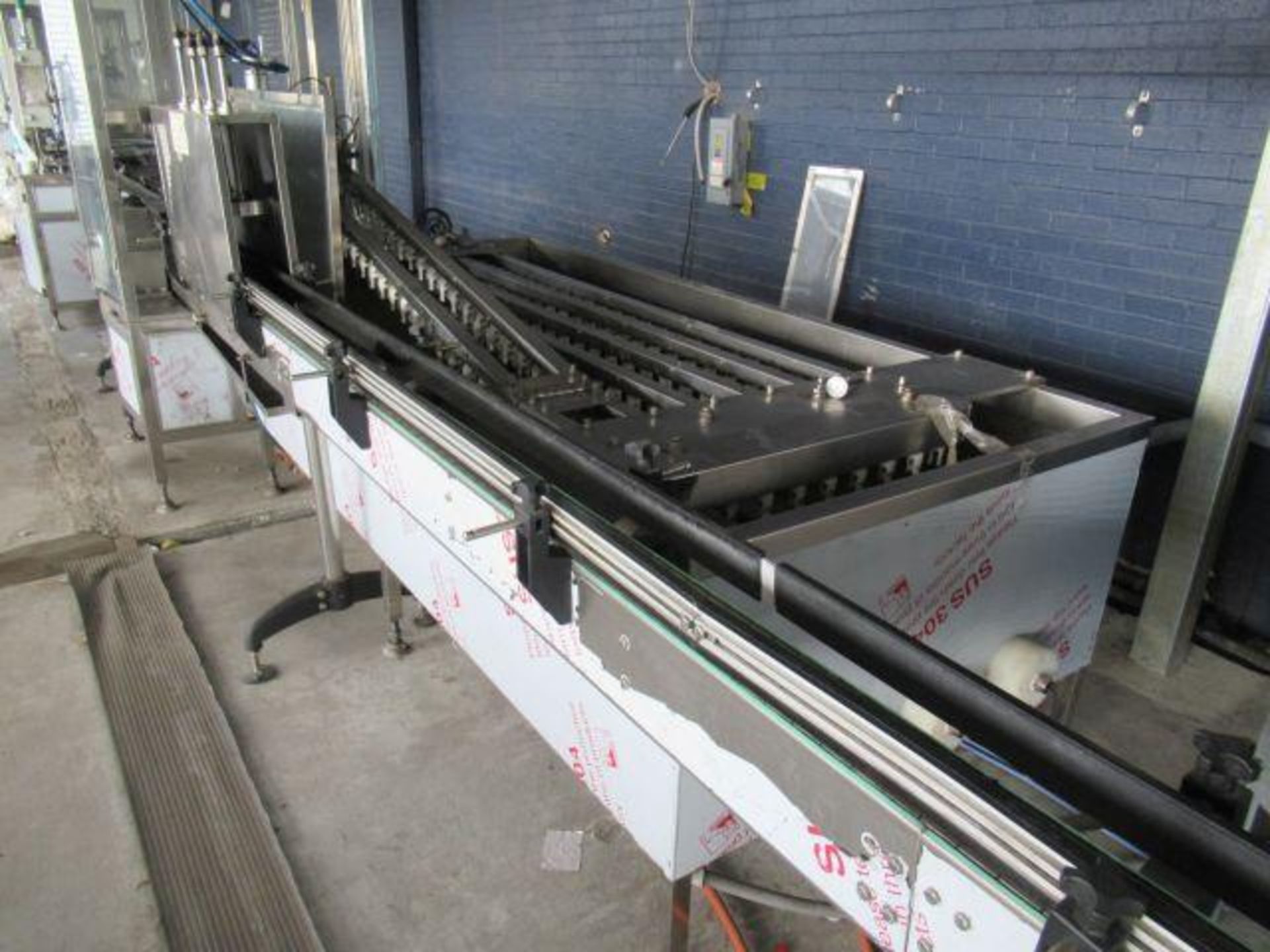 AEROSOL & PROPELLANT PACKAGING LINE 1: Feed table with stainless chain conveyor, Meitar model QGQ - Image 13 of 22