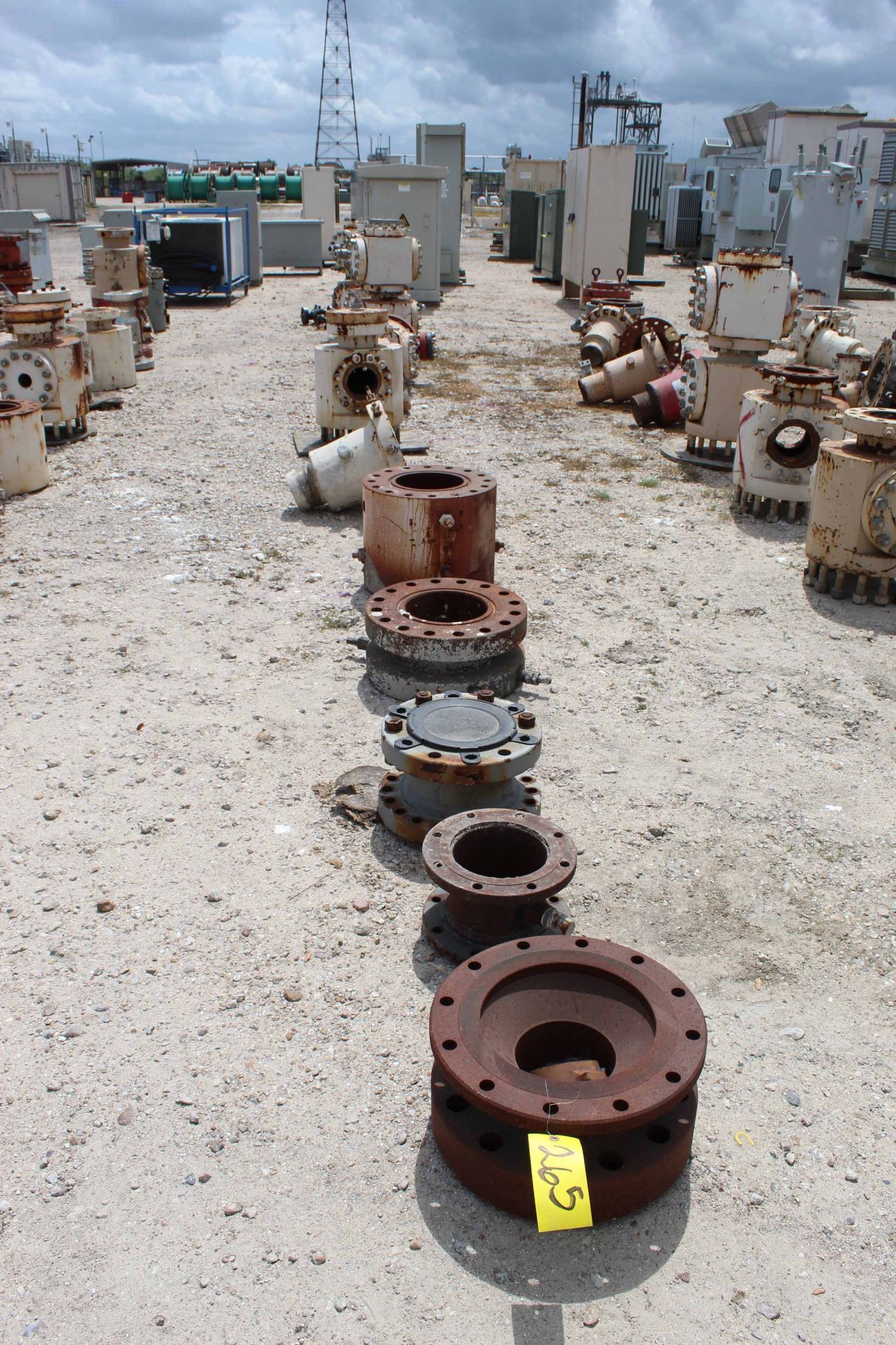 LOT OF WELLHEAD COMPONENTS (used) (in one row)