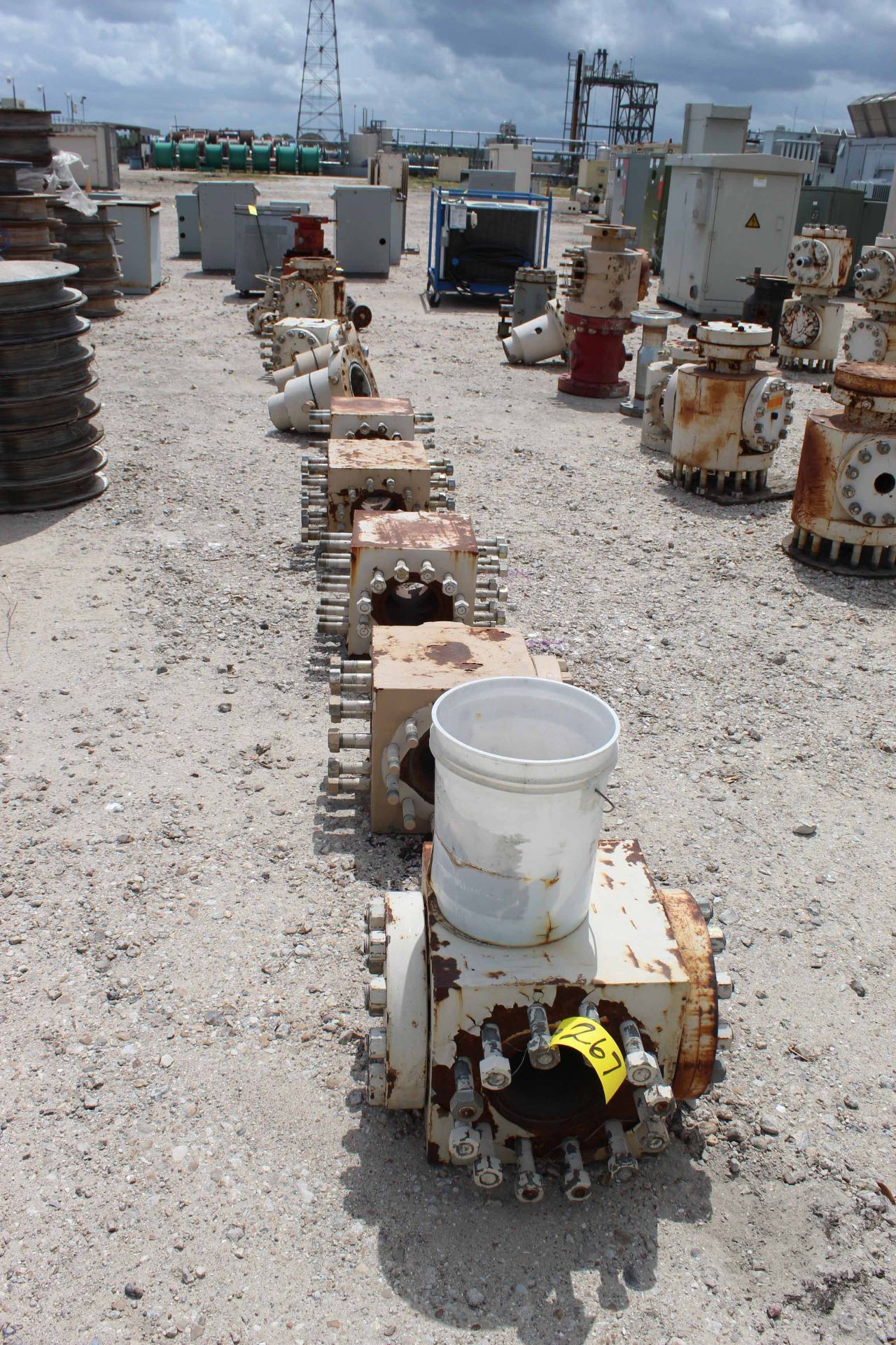 LOT OF WELLHEAD COMPONENTS (used) (in one row)