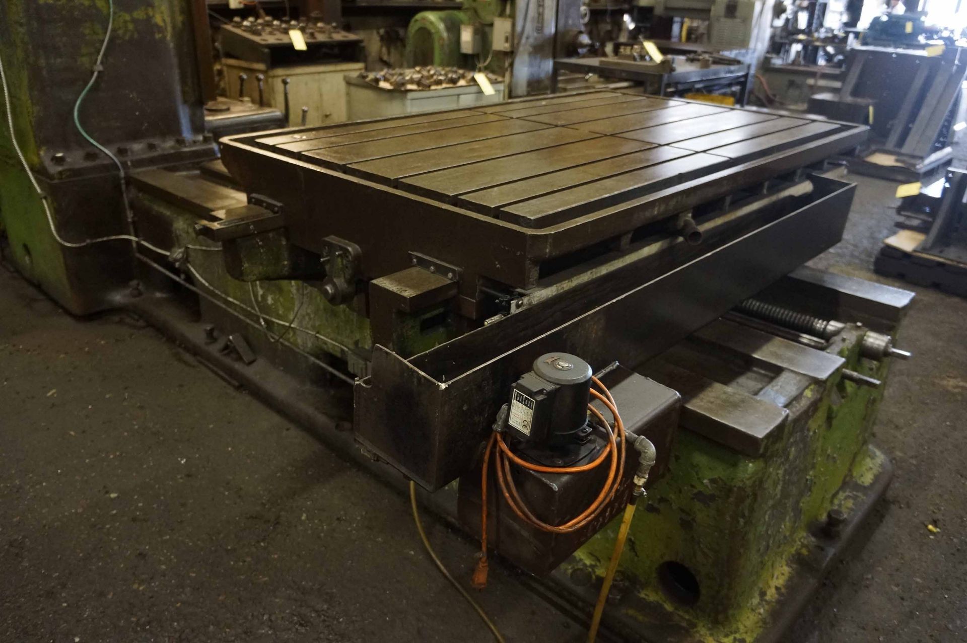 TABLE TYPE HORIZONTAL BORING MILL, 4” UNIVERSAL MACHINE CO., 42” x 72” table, 4” spdl. dia., spds: - Image 2 of 10