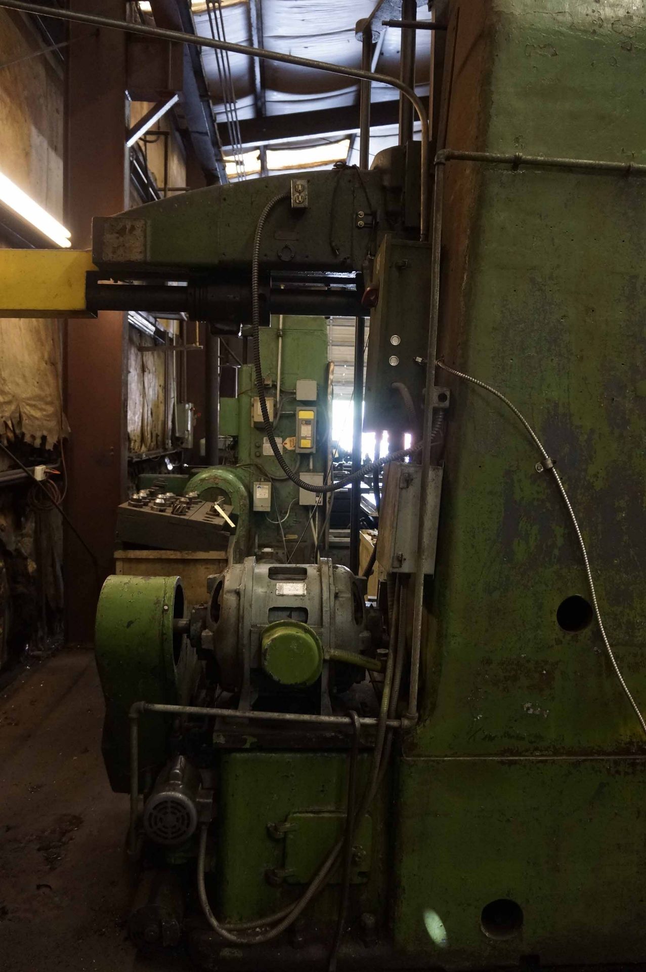 TABLE TYPE HORIZONTAL BORING MILL, 4” UNIVERSAL MACHINE CO., 42” x 72” table, 4” spdl. dia., spds: - Image 4 of 10