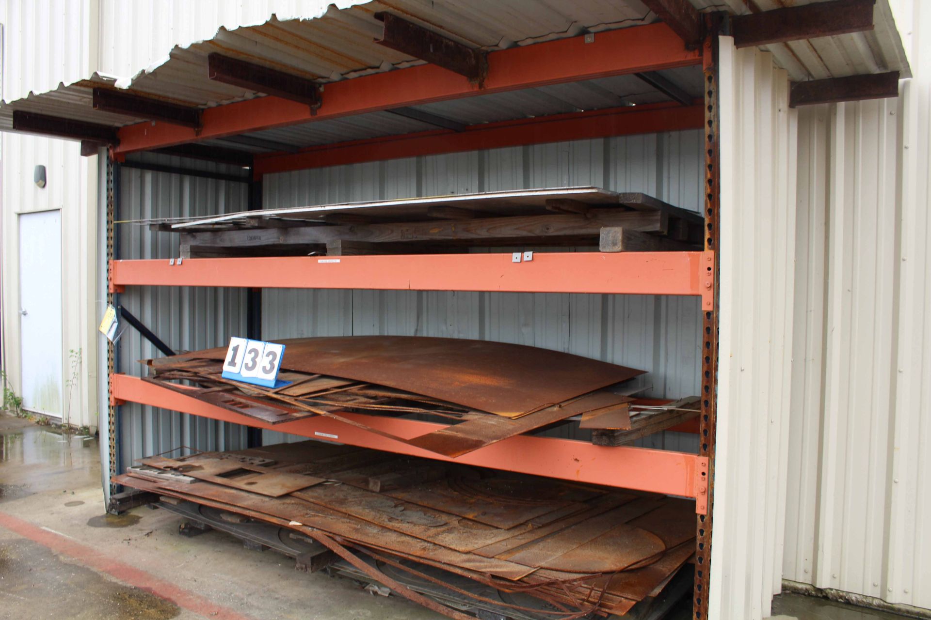 LOT OF RAW MATERIAL: assorted metal flatstock (on pallet rack section)
