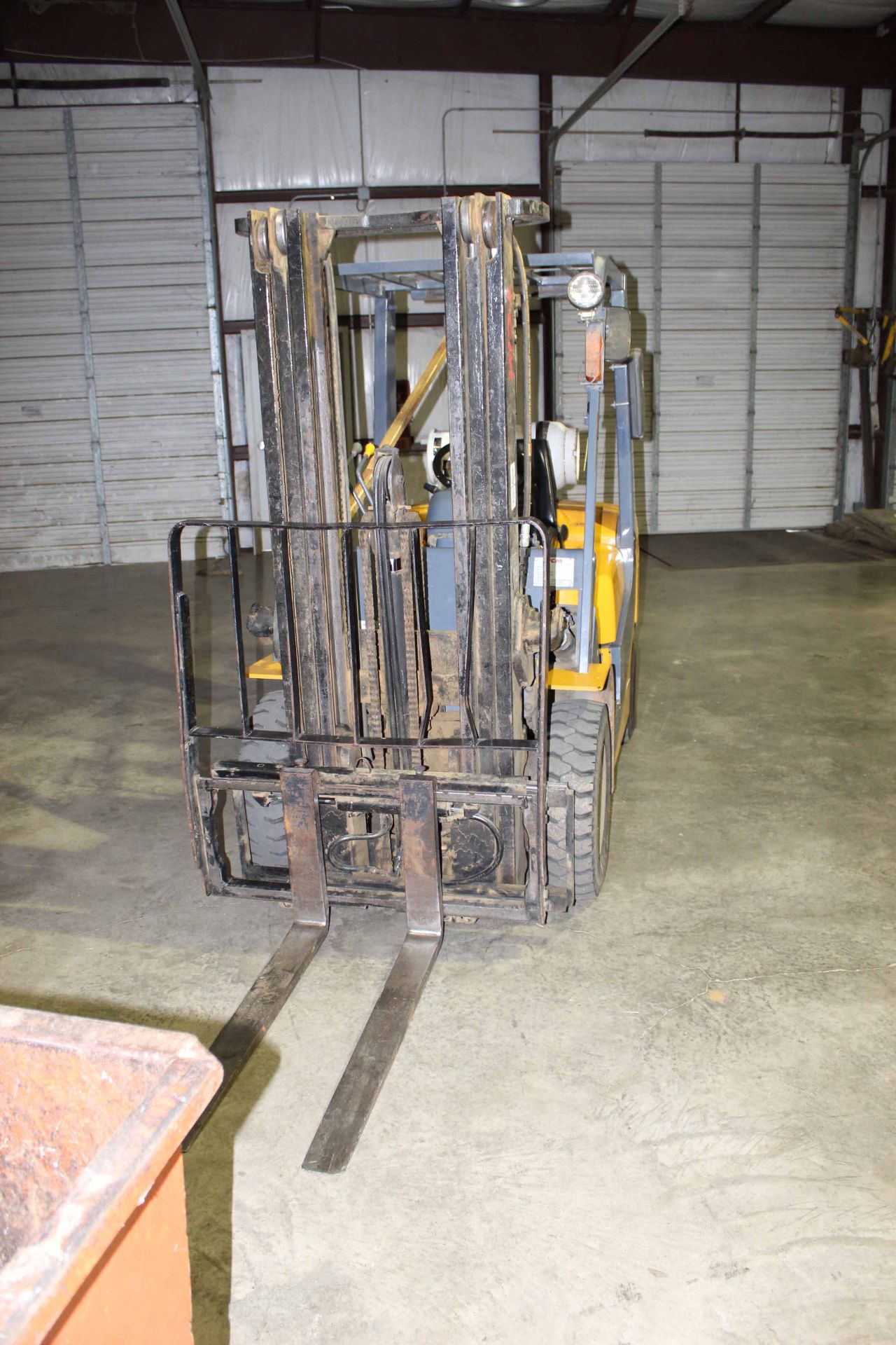 FORKLIFT, TCM 3,400 LB. CAP. MDL. FG25T7L, 3-stage mast, 199" lift ht., side shift, 4,783 H.O.M., - Image 2 of 4