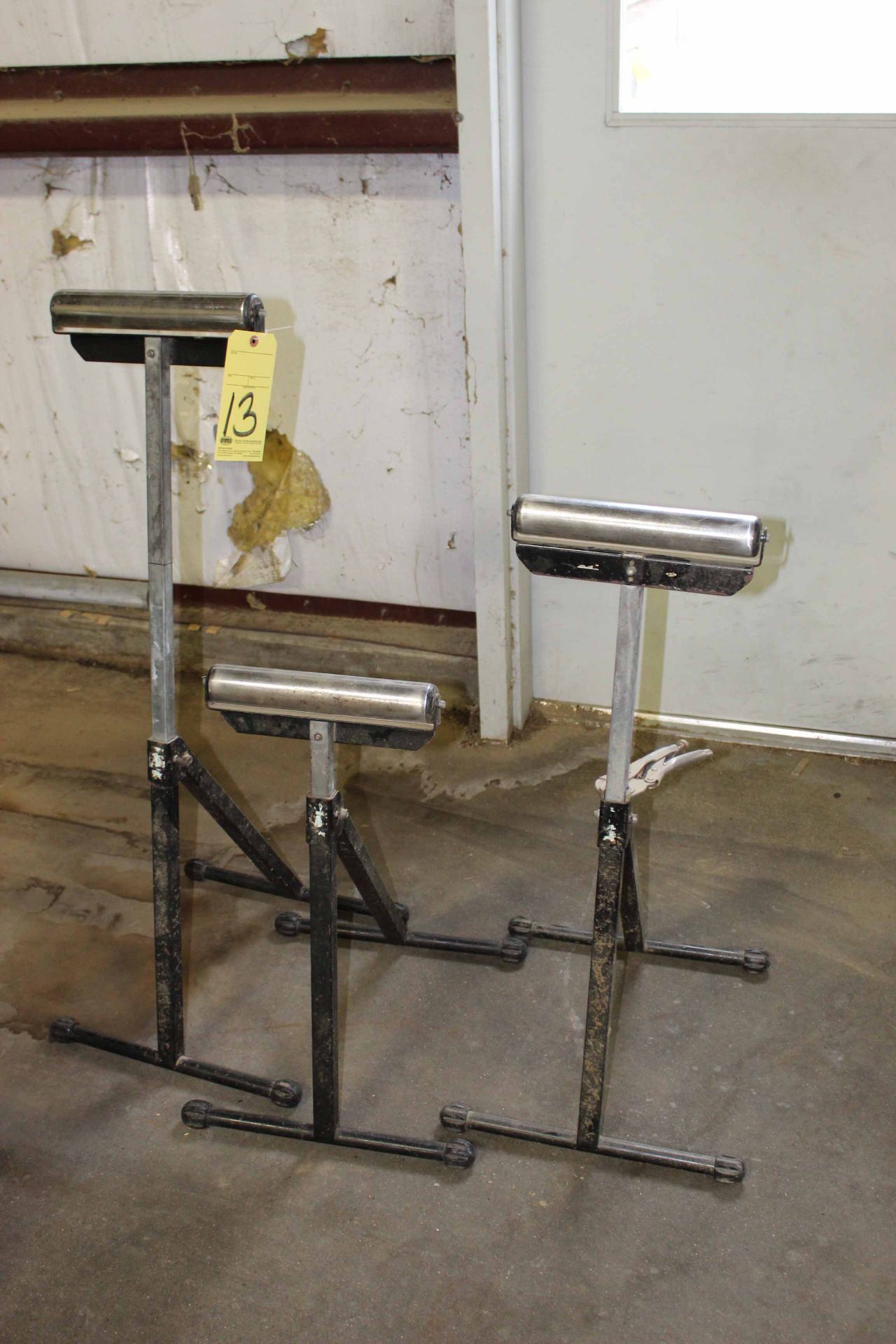 LOT OF ROLLER HELPER STANDS