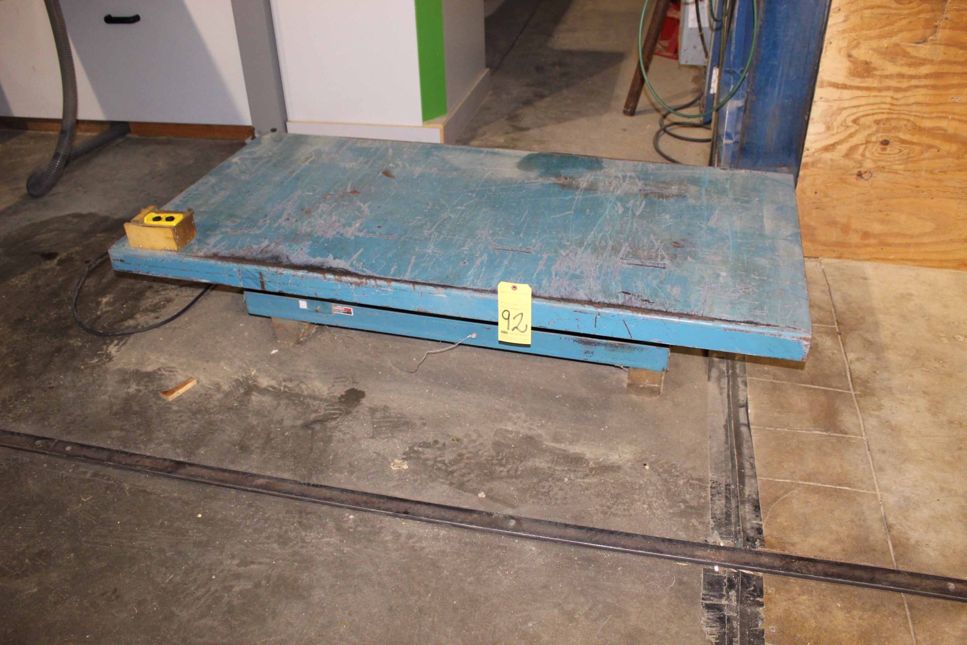 HYDRAULIC LIFT TABLE, ADVANCED LIFT MDL. P4026, 35" x 72" table, 4,000 lb. cap. centered load